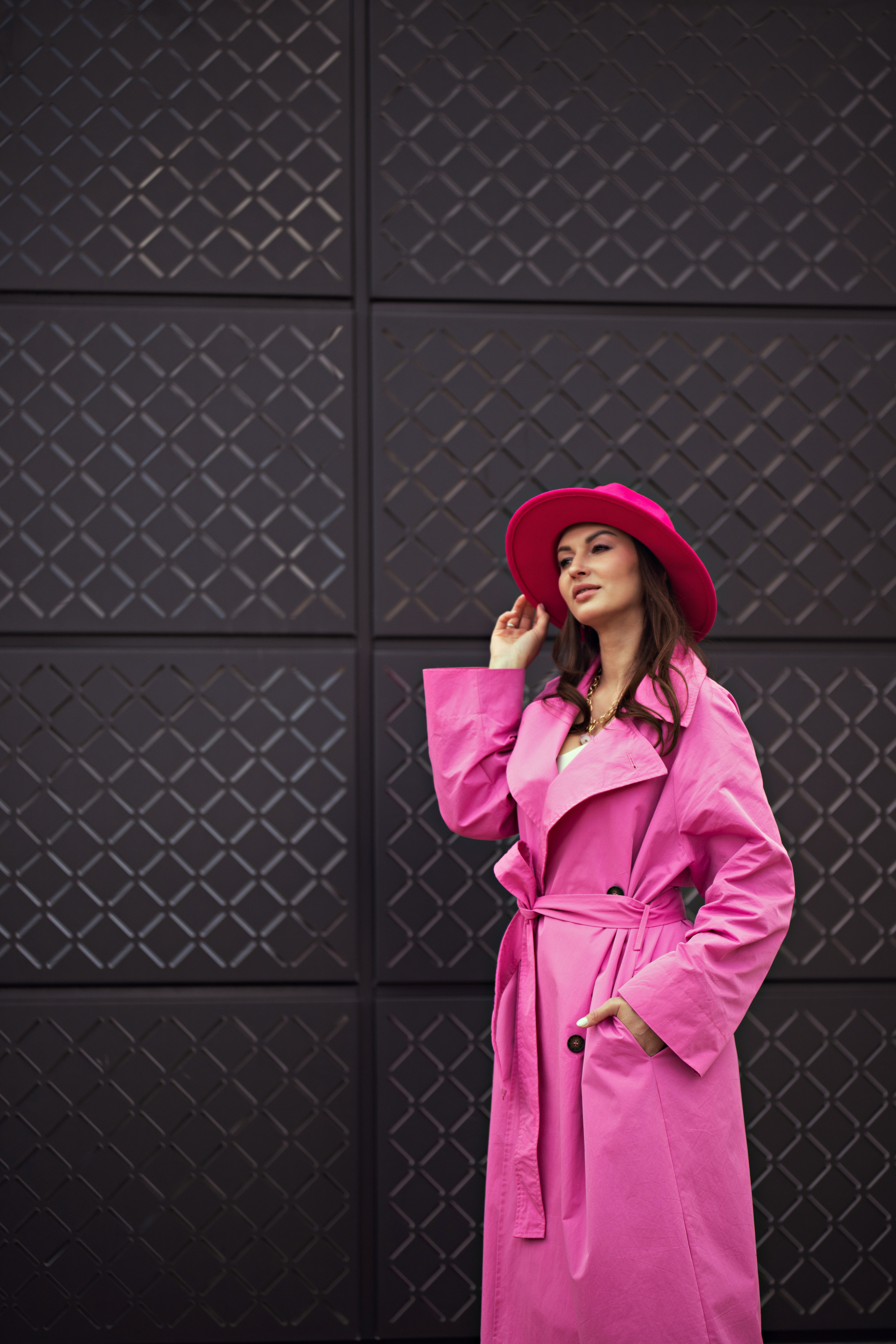 Девушка в розовом, портрет городской, шляпа, фотосессия в городе