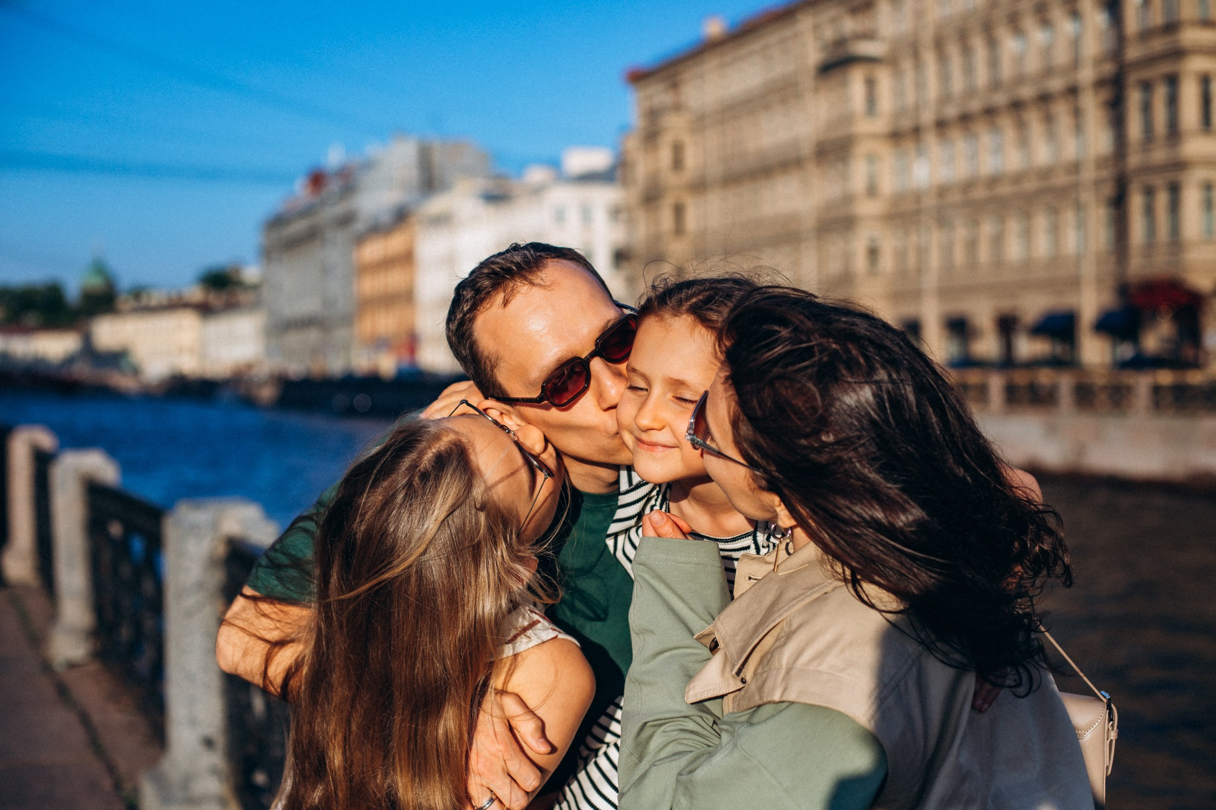Екатерина с семьей в августе. Фотопрогулка в Петербурге. Индивидуальный и семейный фотограф в Санкт-Петербурге