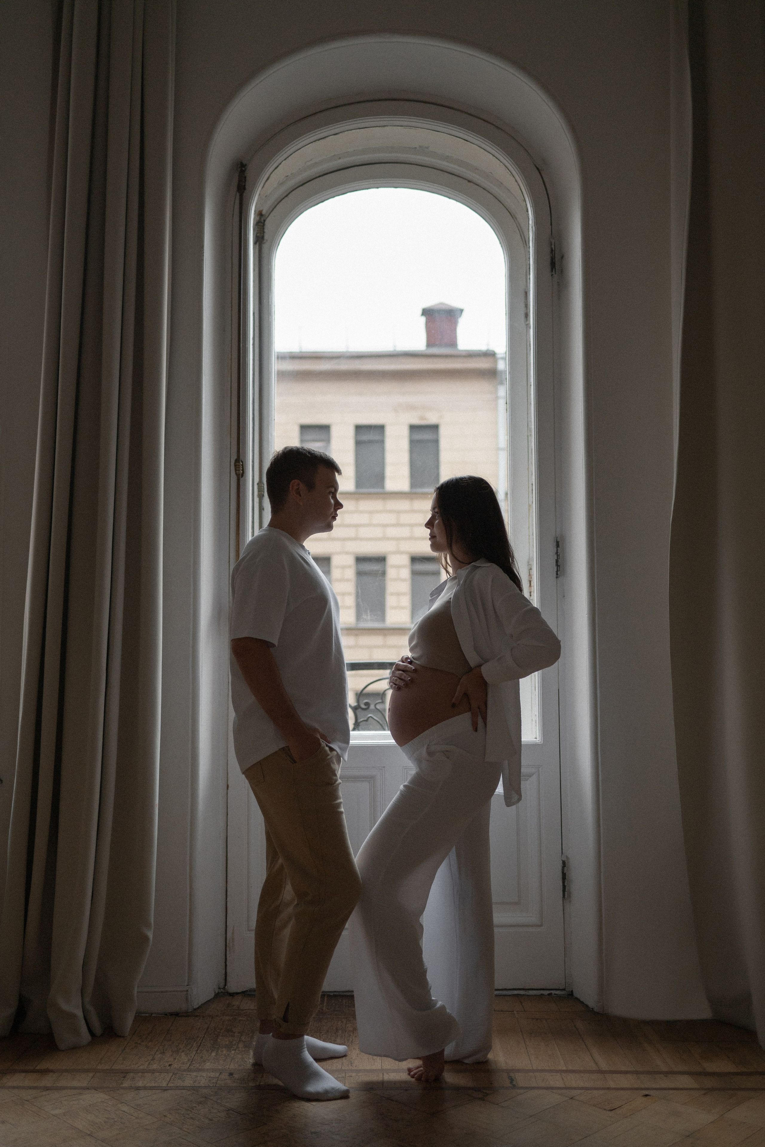 лаконичная фотосессия беременности в фотостудии