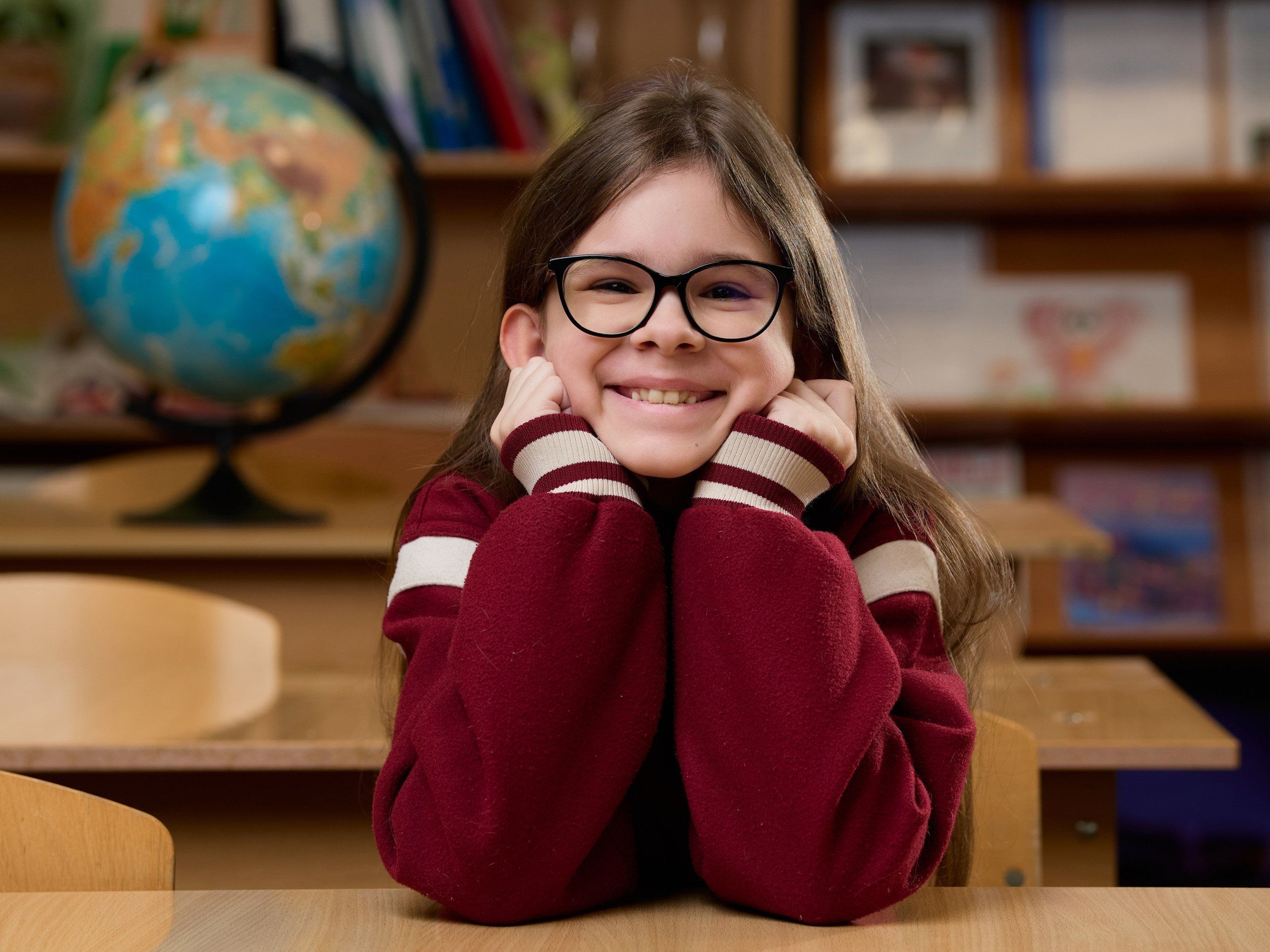 Фотография школьницы за партой в классе в московской школе
