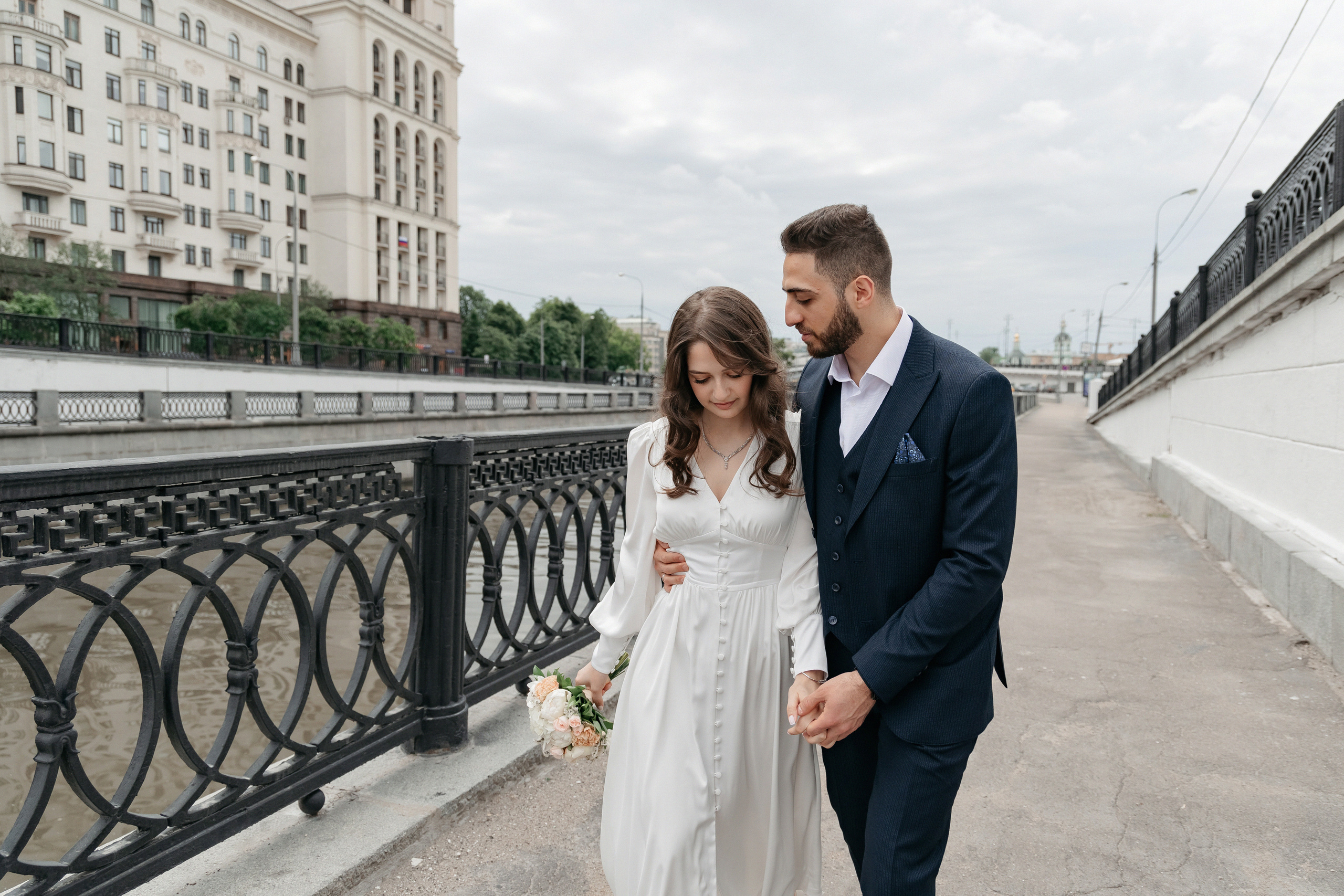АРХИВ Бэлла и Рауф: прогулка на Котельнической набережной. Свадебный фотограф Москва