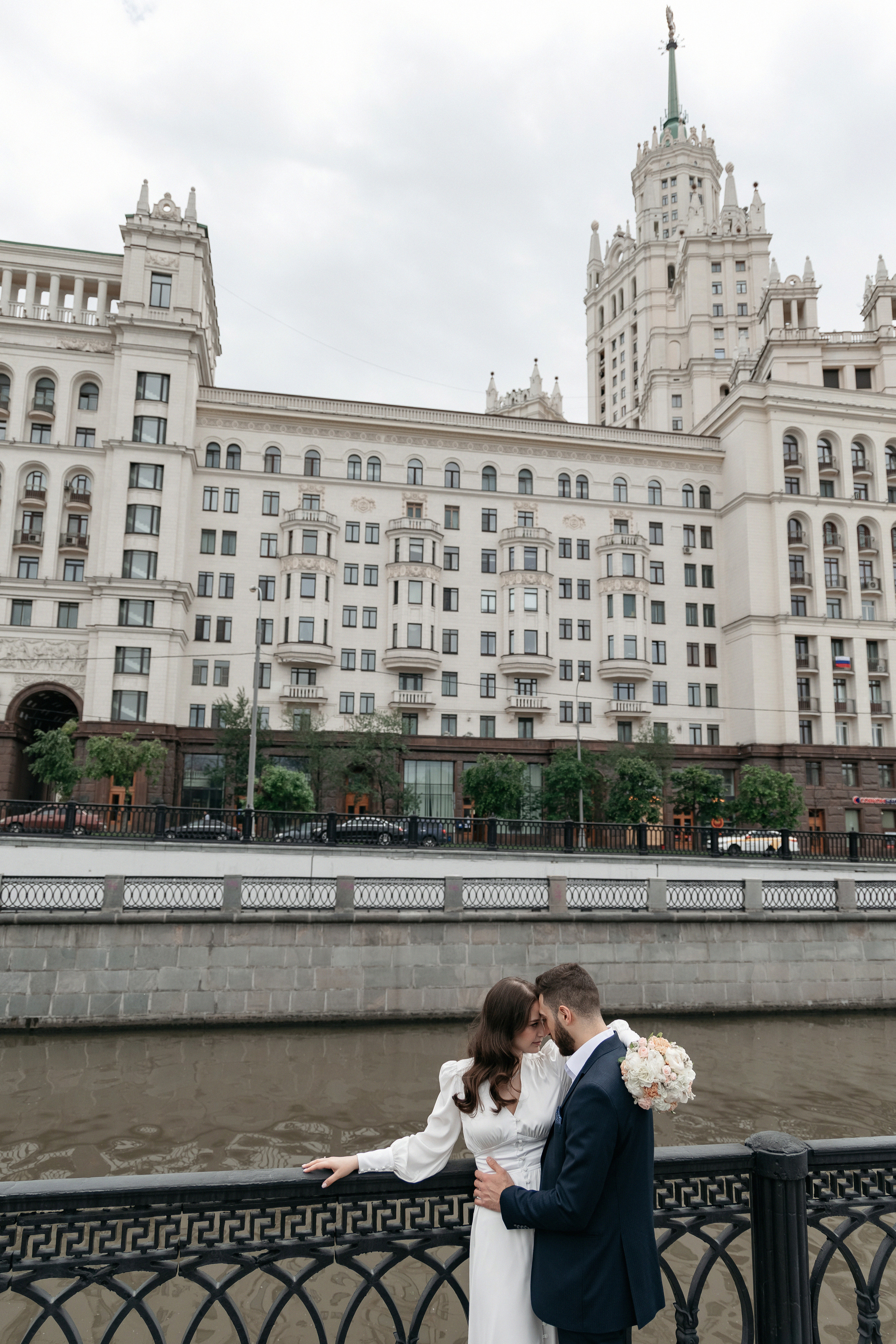 АРХИВ Бэлла и Рауф: прогулка на Котельнической набережной. Свадебный фотограф Москва