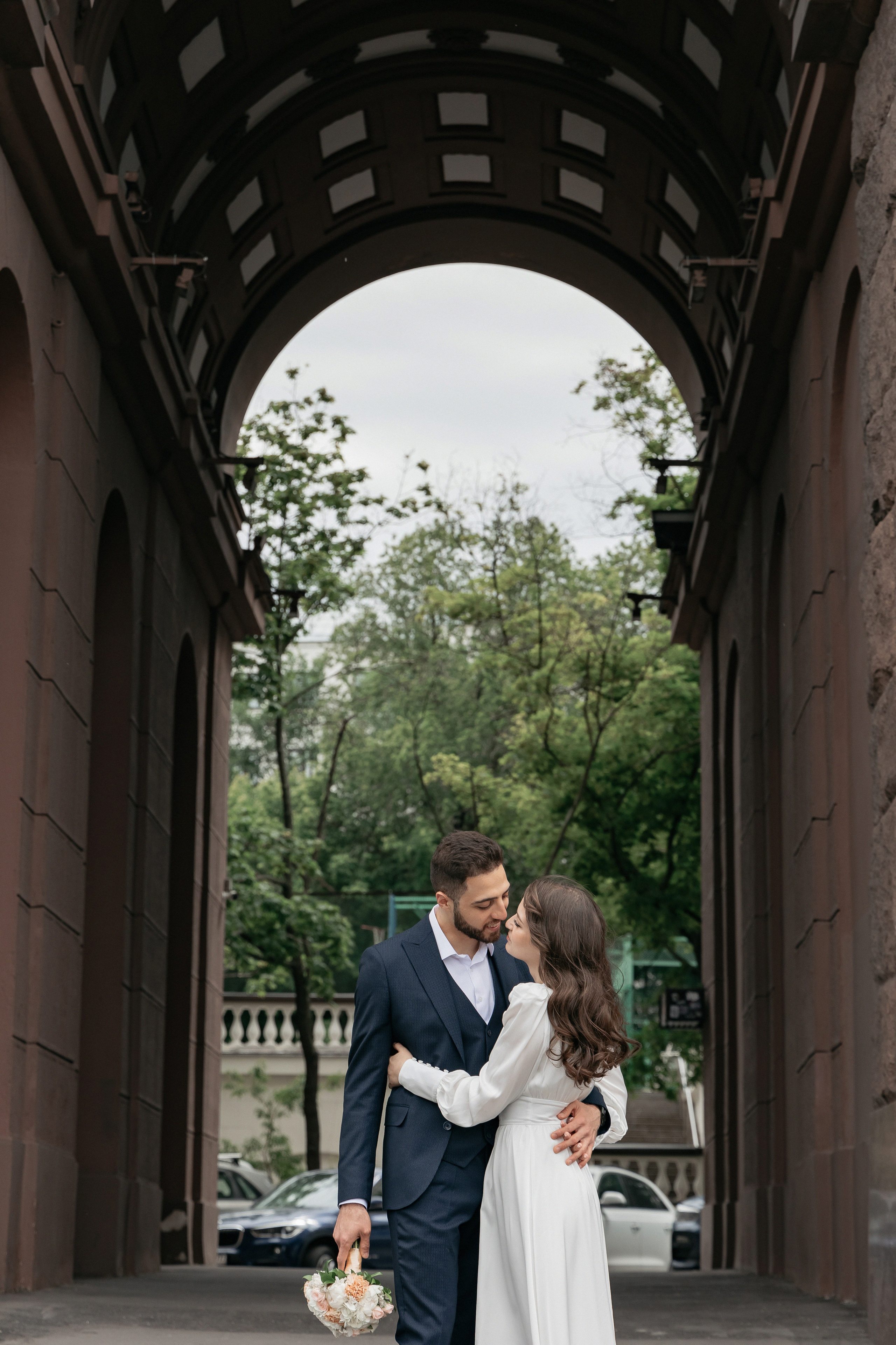 АРХИВ Бэлла и Рауф: прогулка на Котельнической набережной. Свадебный фотограф Москва