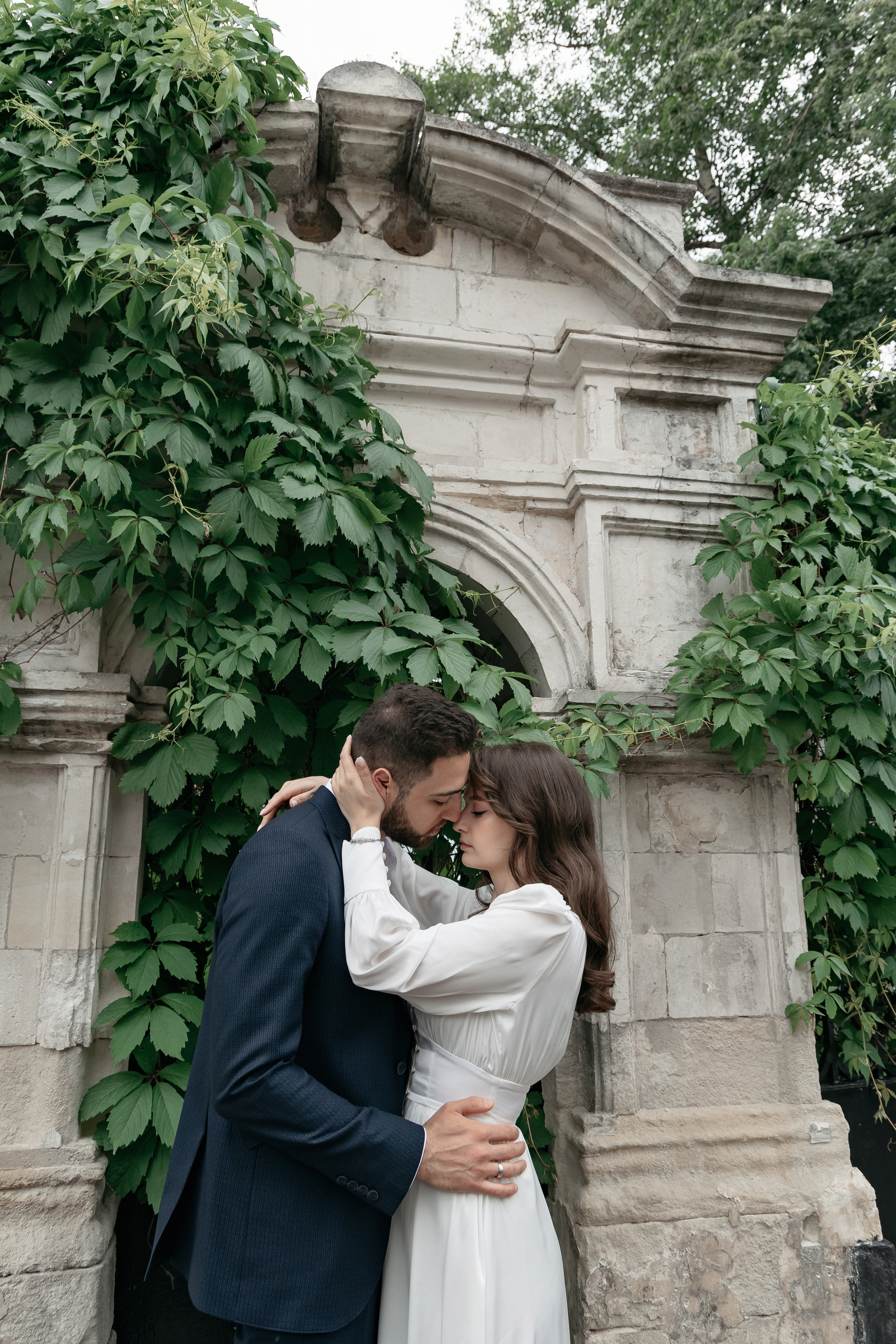 АРХИВ Бэлла и Рауф: прогулка на Котельнической набережной. Свадебный фотограф Москва