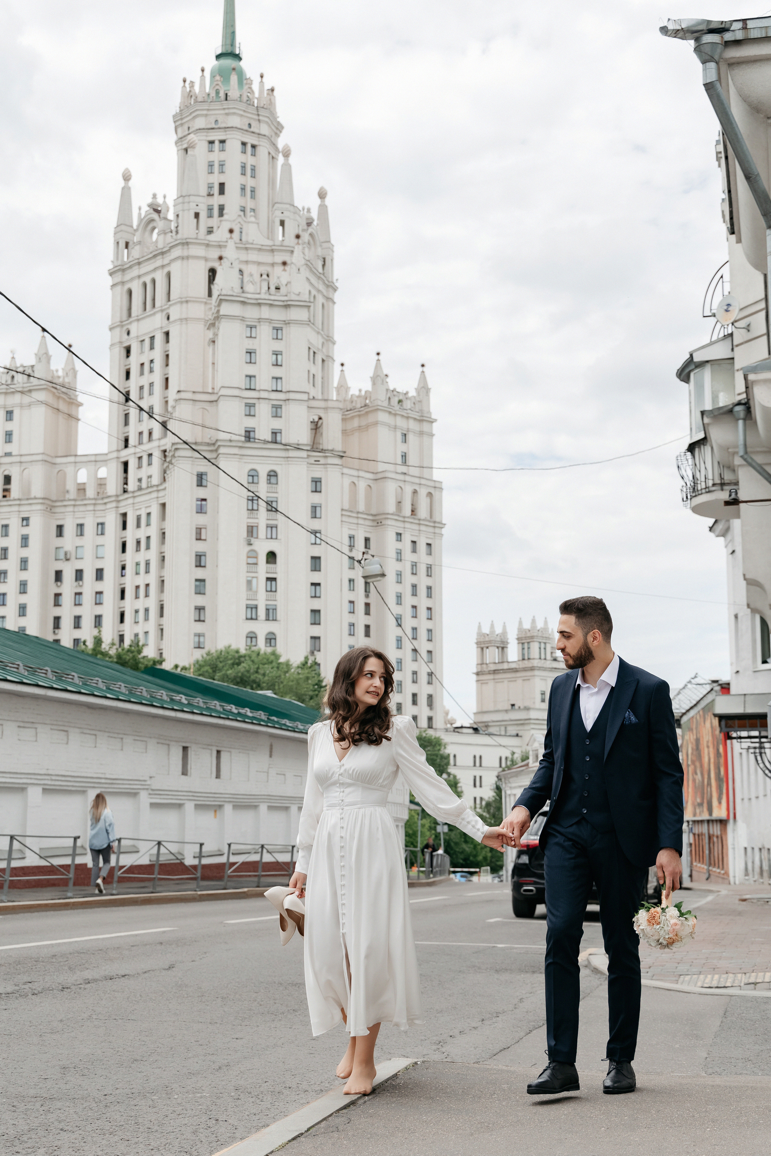 АРХИВ Бэлла и Рауф: прогулка на Котельнической набережной. Свадебный фотограф Москва