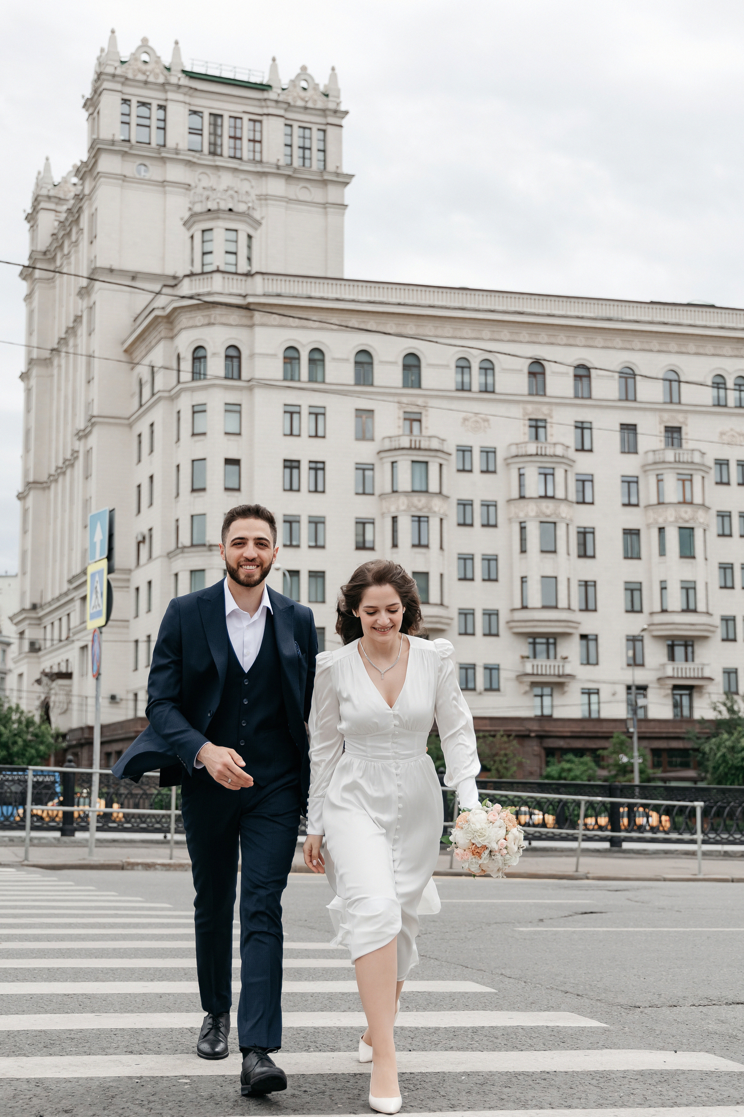 АРХИВ Бэлла и Рауф: прогулка на Котельнической набережной. Свадебный фотограф Москва