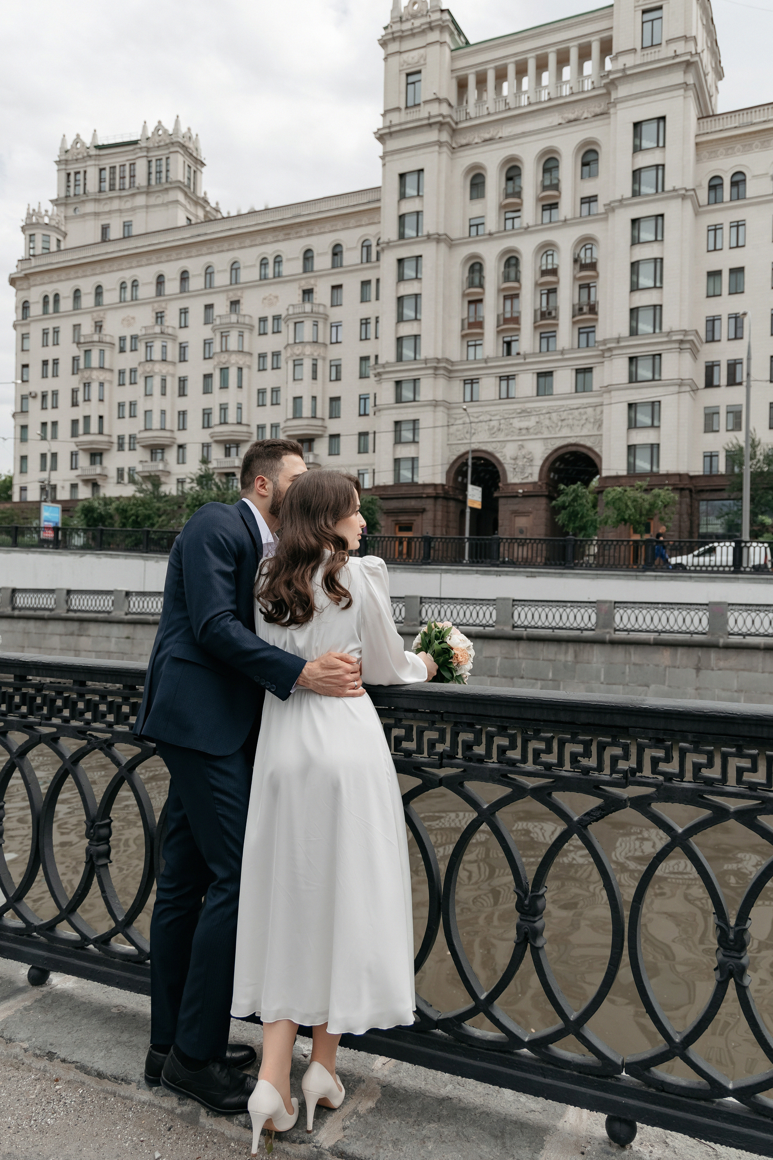 АРХИВ Бэлла и Рауф: прогулка на Котельнической набережной. Свадебный фотограф Москва
