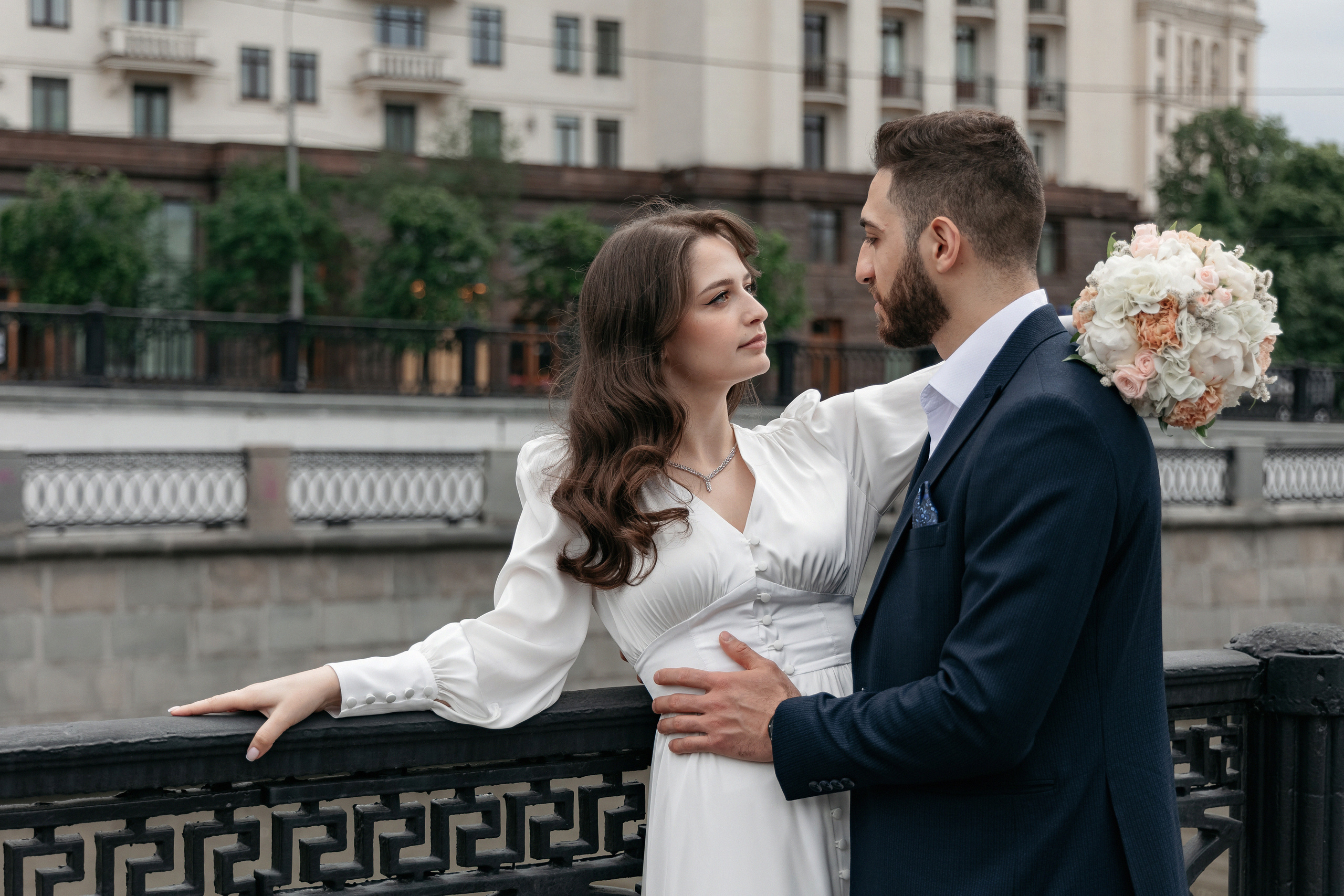 АРХИВ Бэлла и Рауф: прогулка на Котельнической набережной. Свадебный фотограф Москва