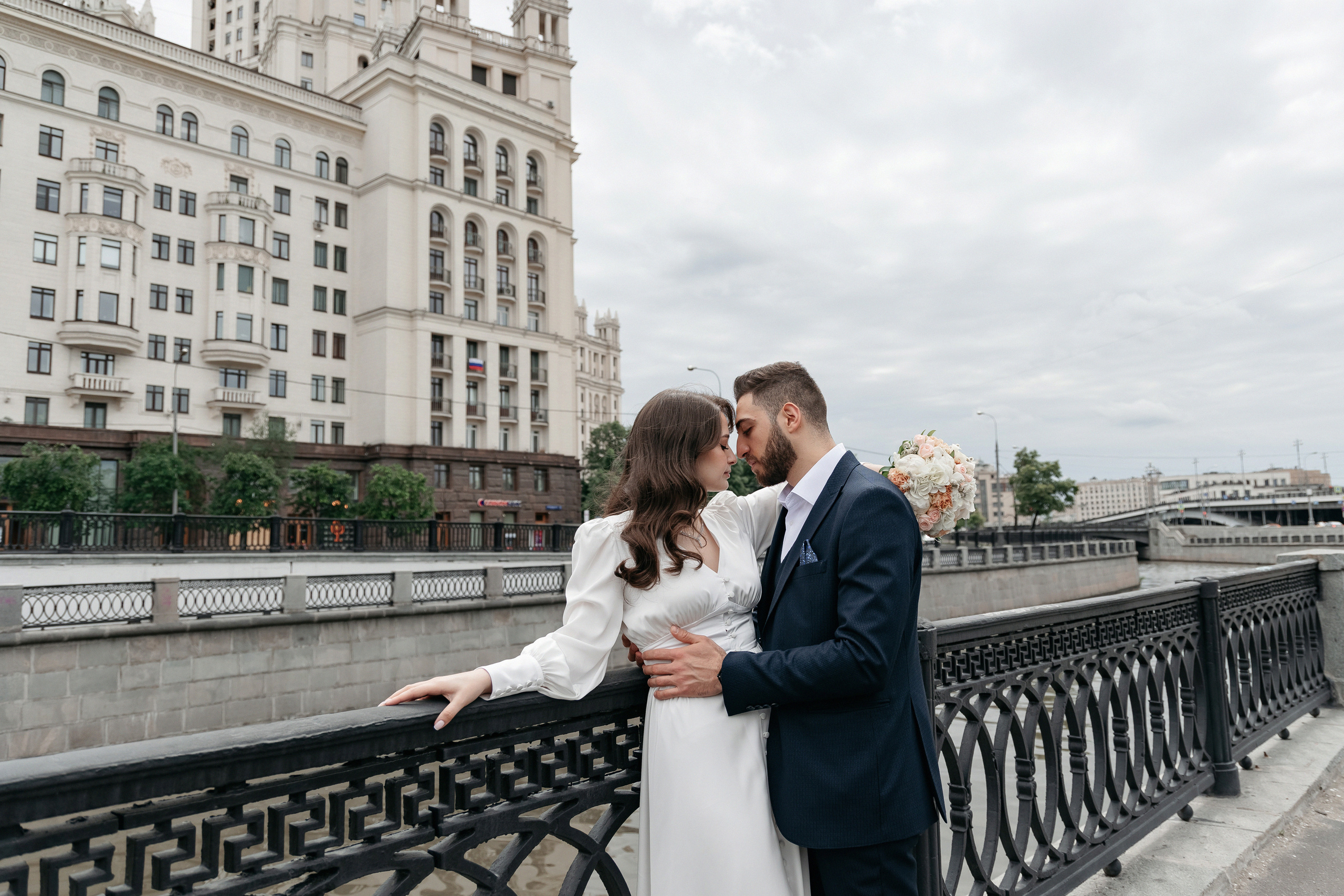 АРХИВ Бэлла и Рауф: прогулка на Котельнической набережной. Свадебный фотограф Москва