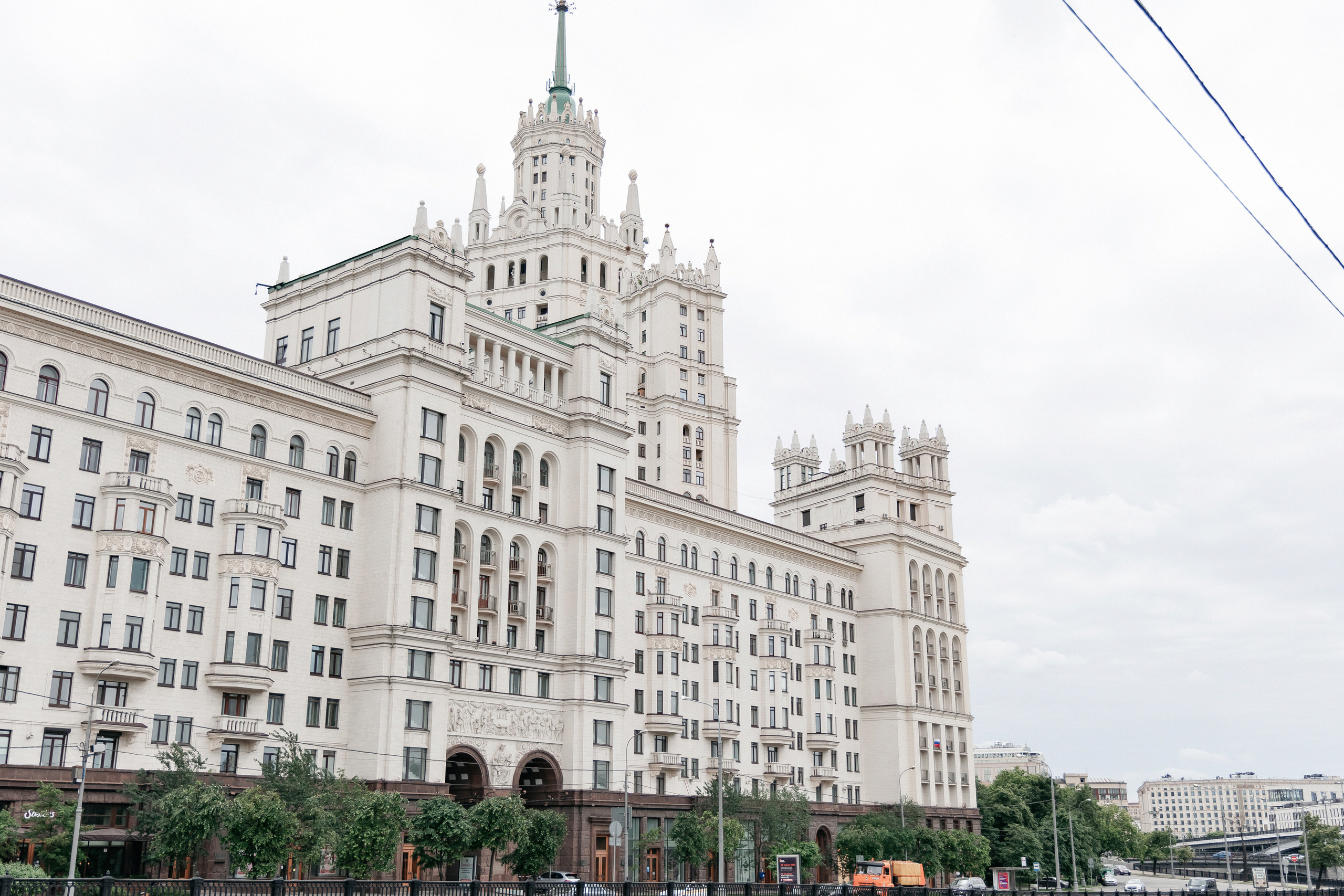 АРХИВ Бэлла и Рауф: прогулка на Котельнической набережной. Свадебный фотограф Москва
