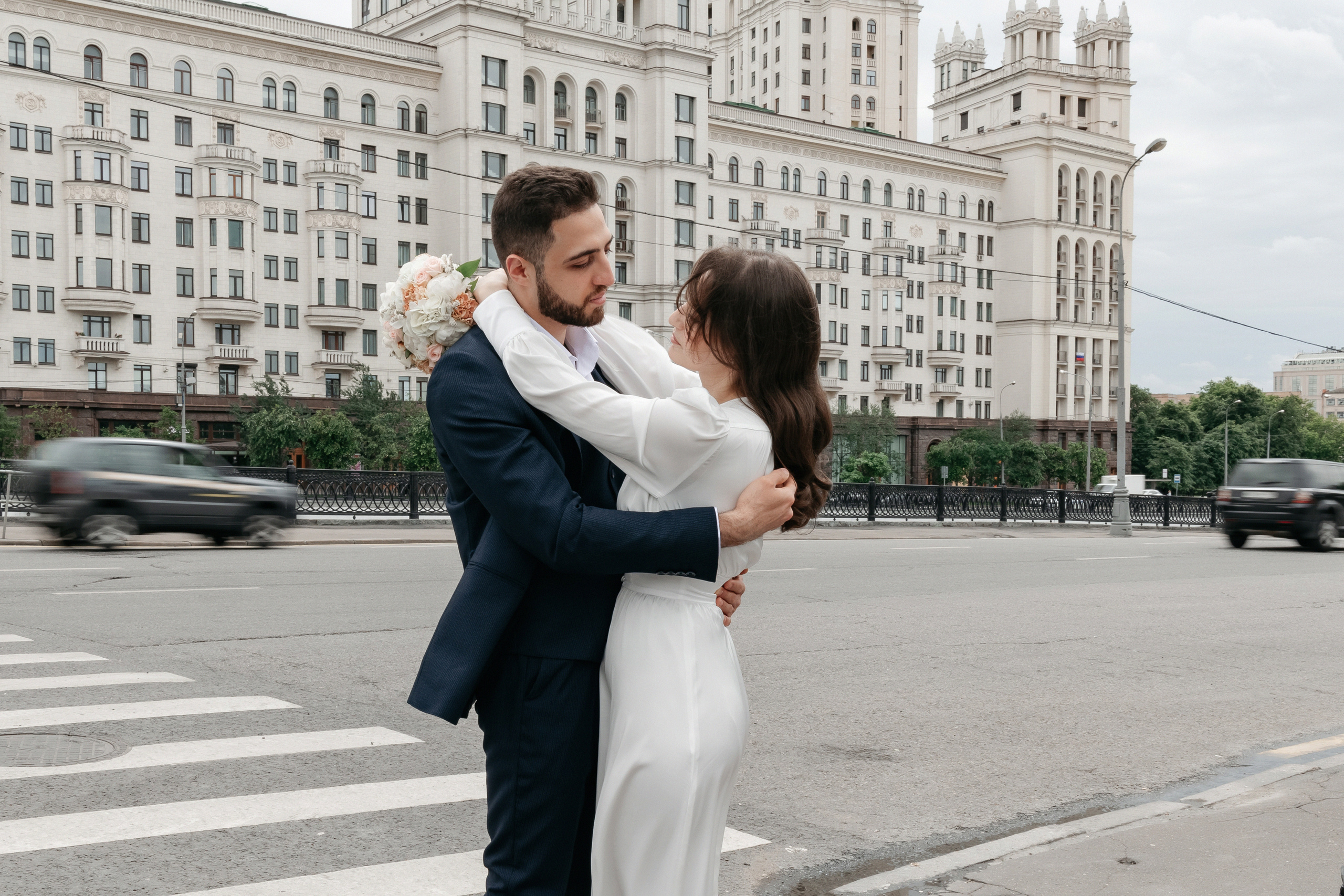 АРХИВ Бэлла и Рауф: прогулка на Котельнической набережной. Свадебный фотограф Москва
