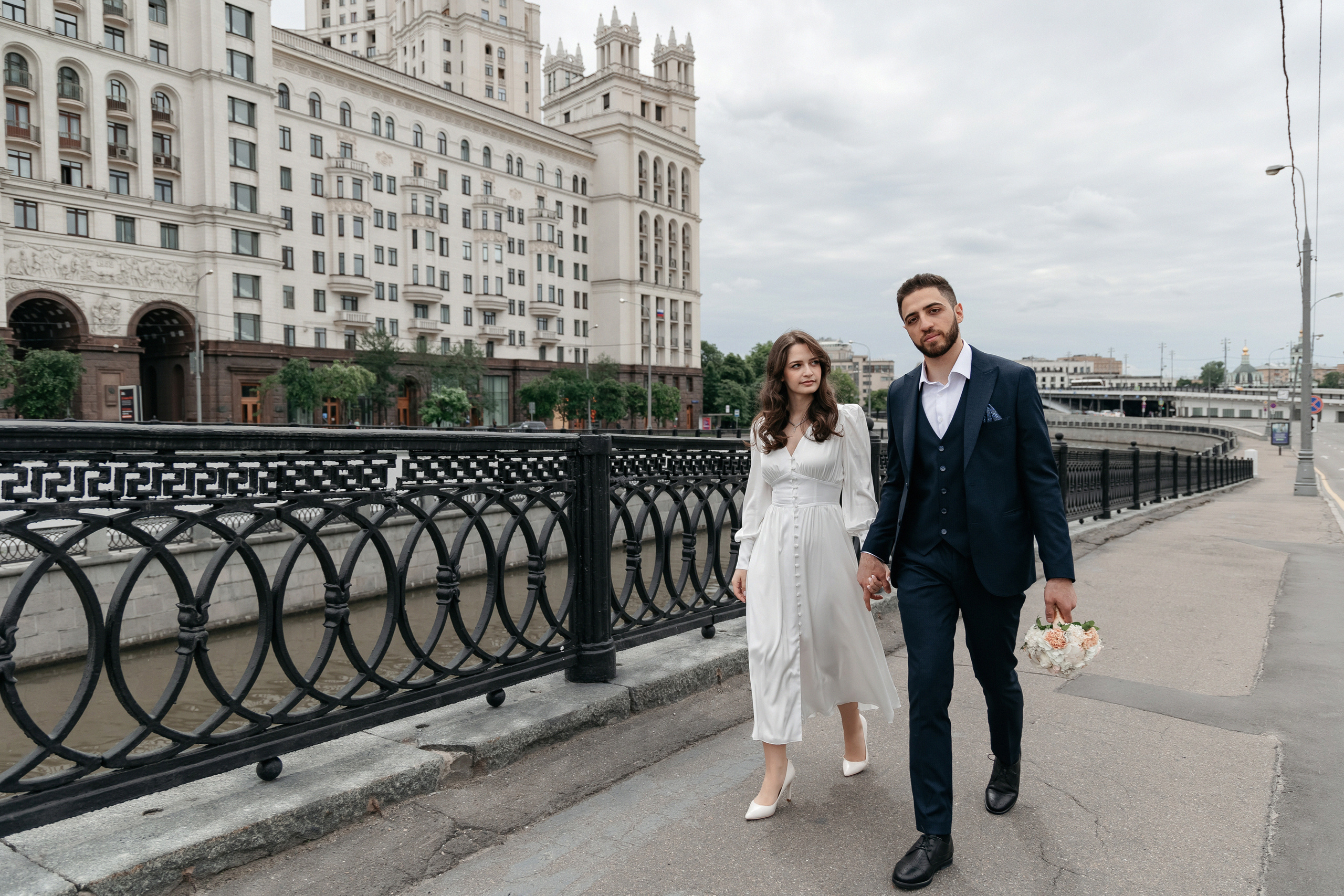 АРХИВ Бэлла и Рауф: прогулка на Котельнической набережной. Свадебный фотограф Москва