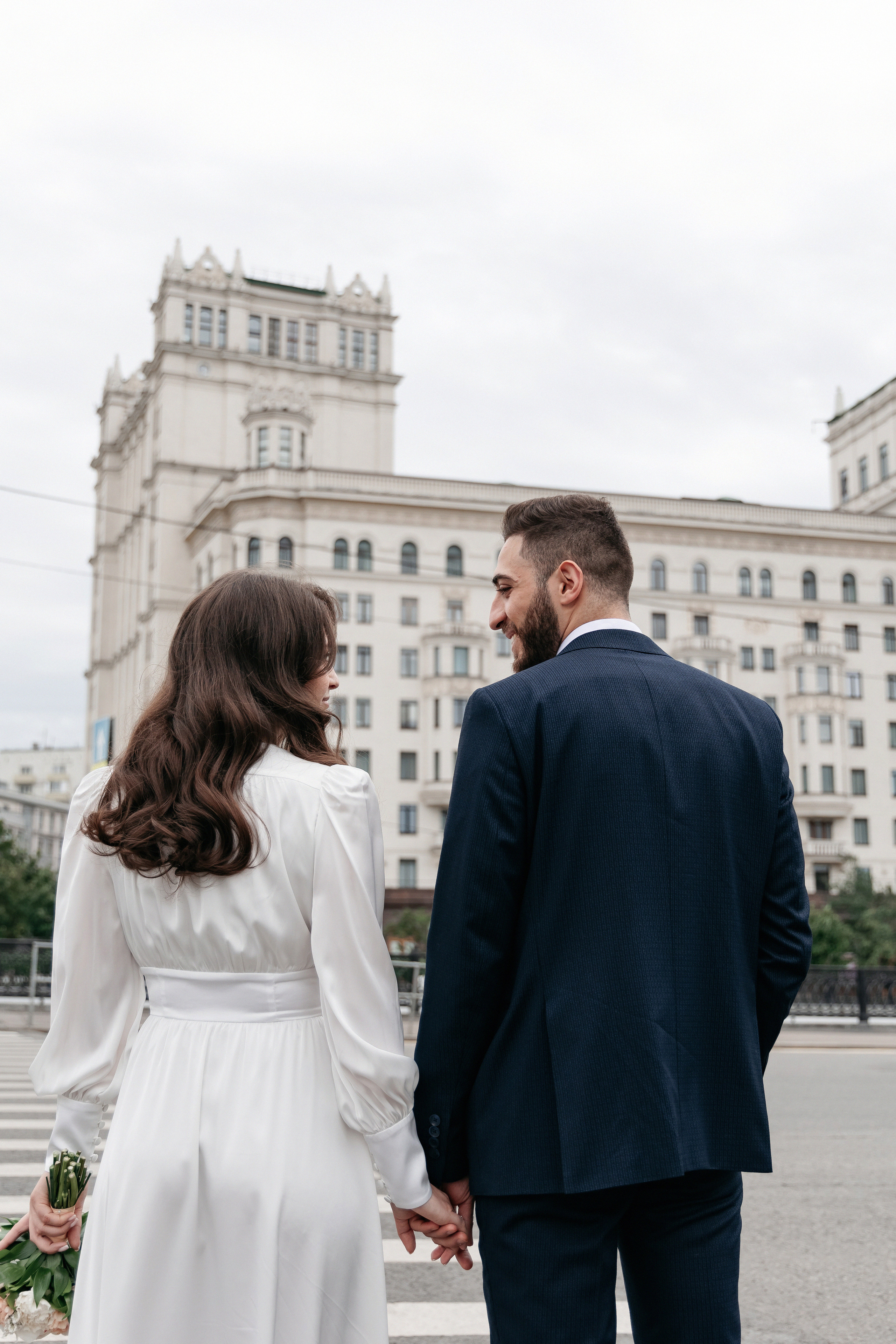 АРХИВ Бэлла и Рауф: прогулка на Котельнической набережной. Свадебный фотограф Москва