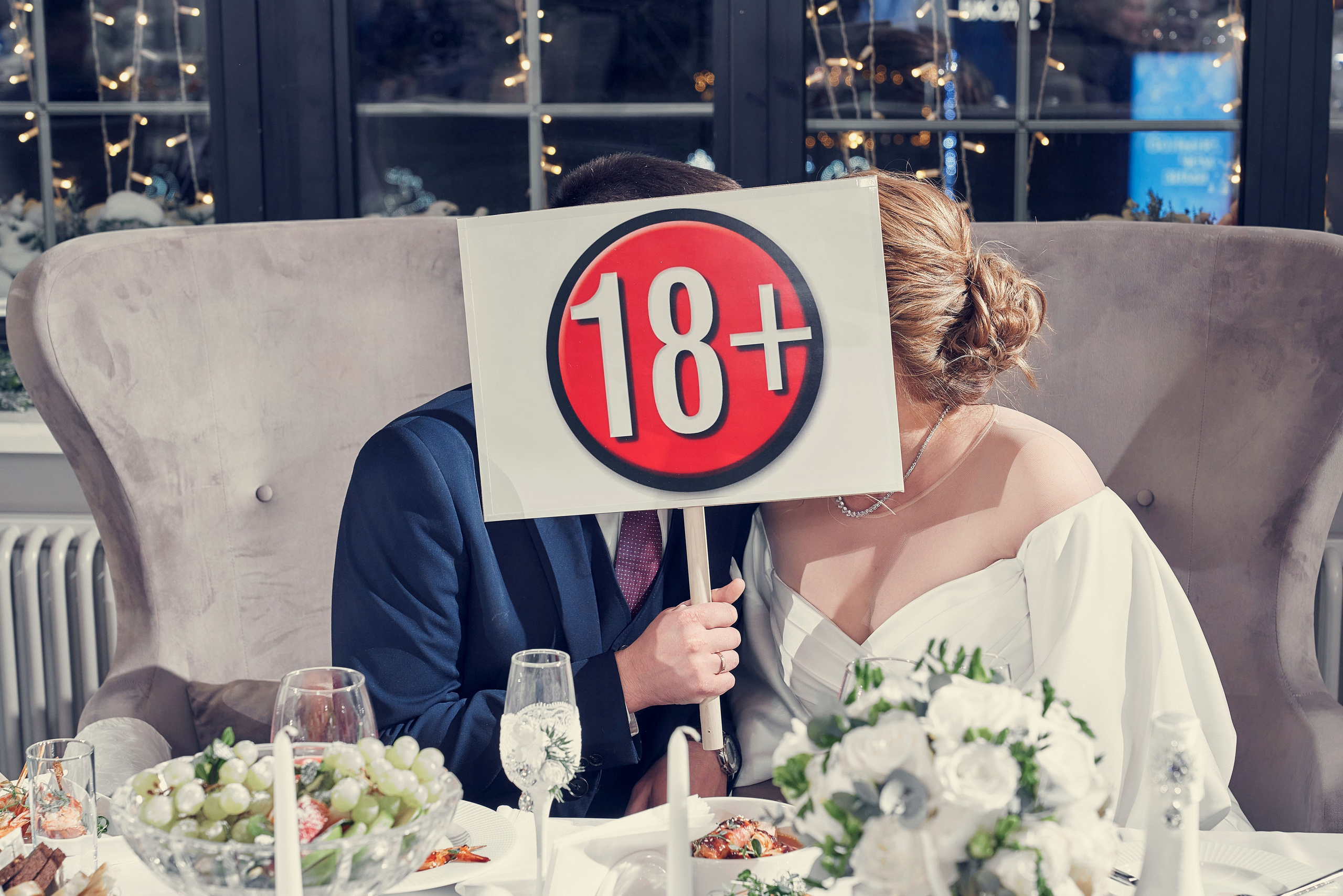 Молодожены закрылись табличкой 18+ от гостей когда начали целоваться под крики горько