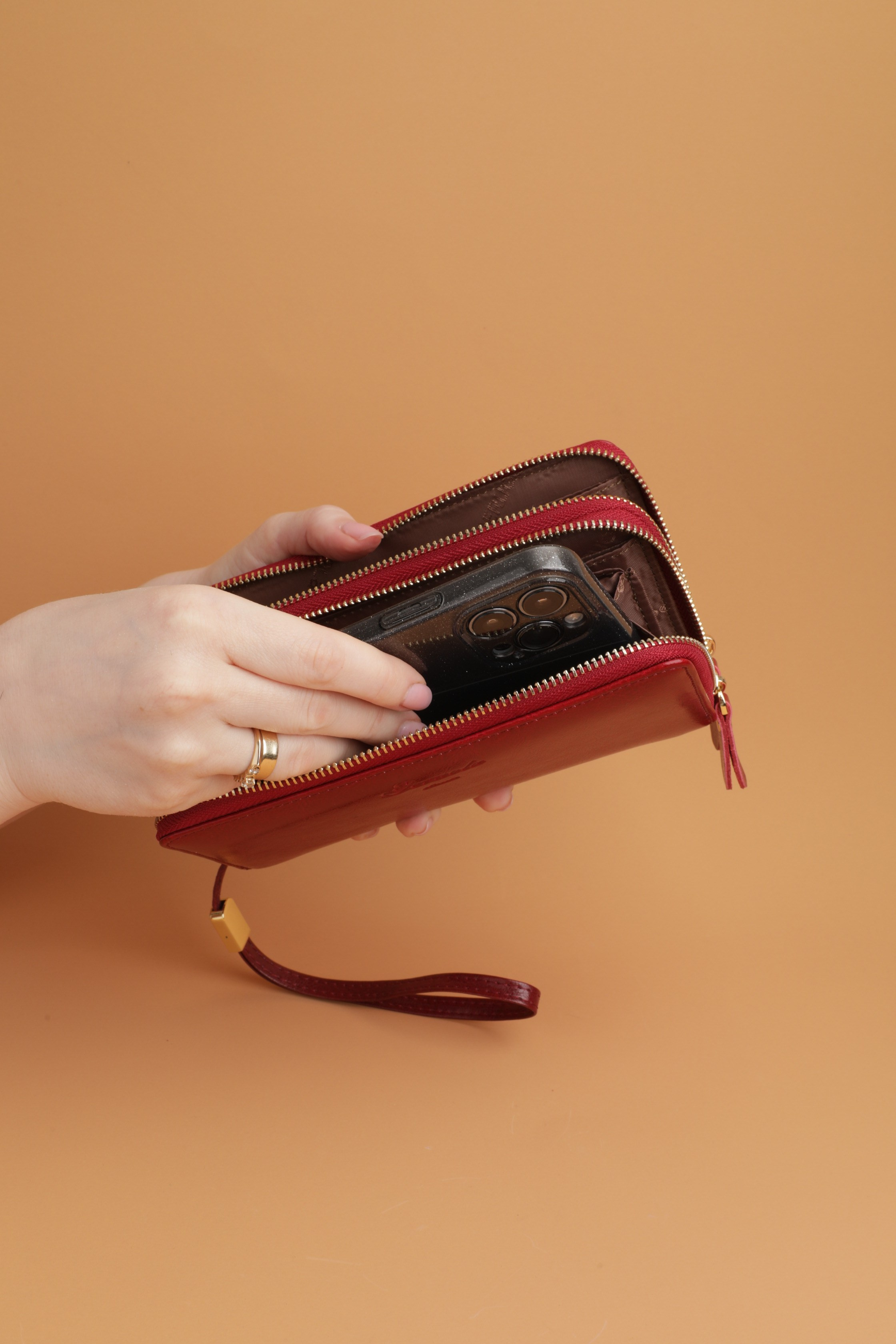 Кошелек женский. Фотостудия предметной и модельной съёмки для маркетплейсов