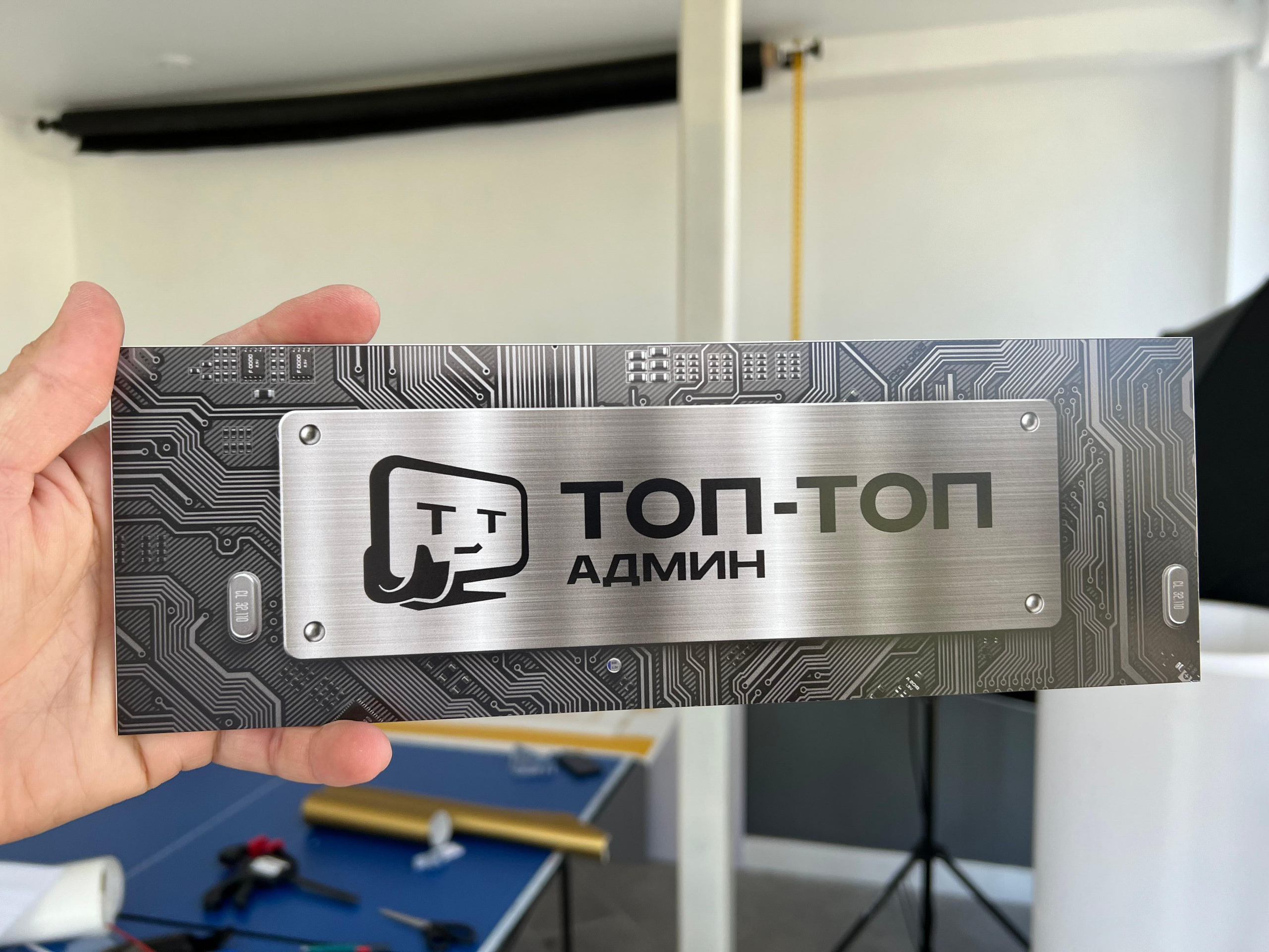 Фотографии офисных табличек, информационных стендов, вывесок