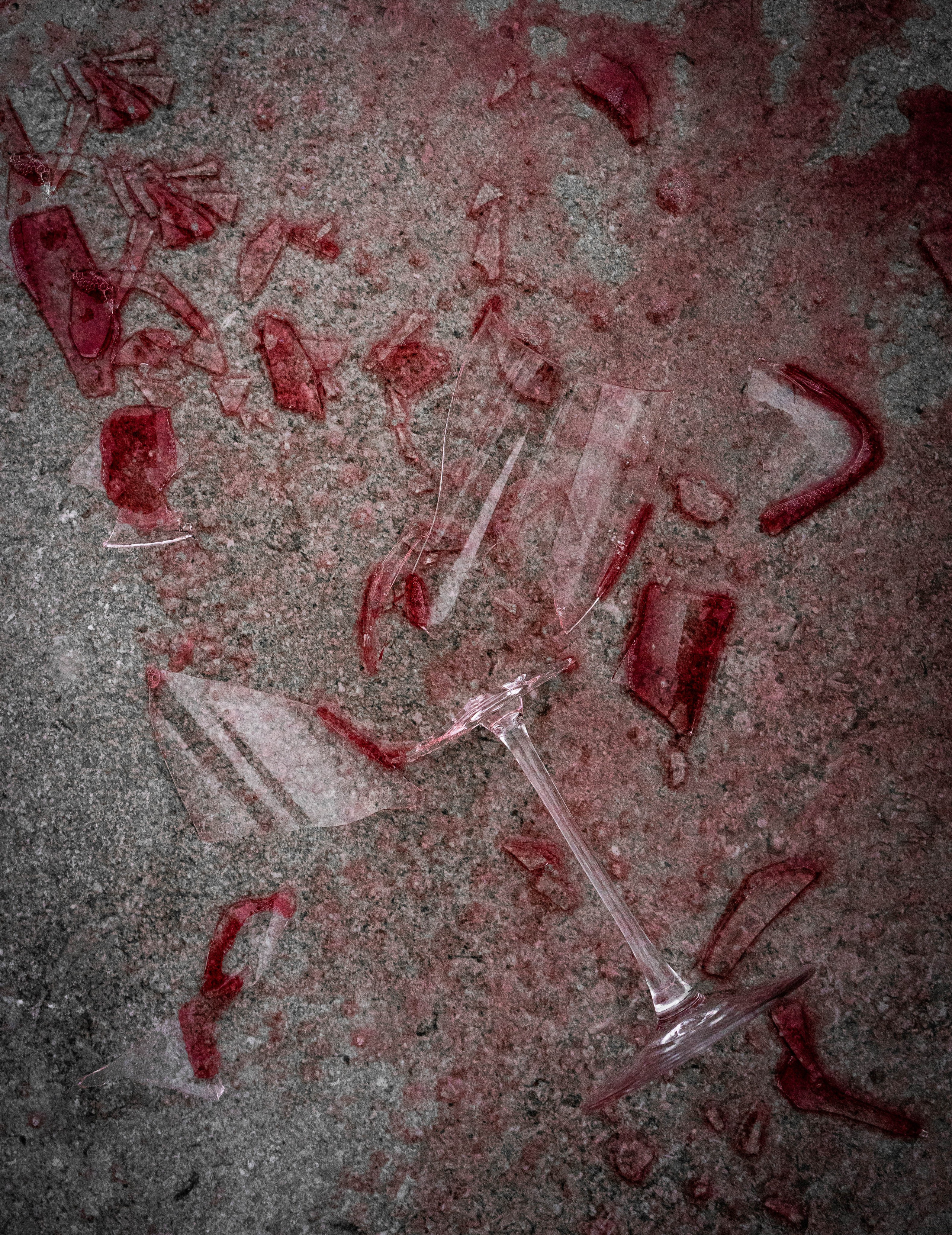 Разбитый бокал красного вина