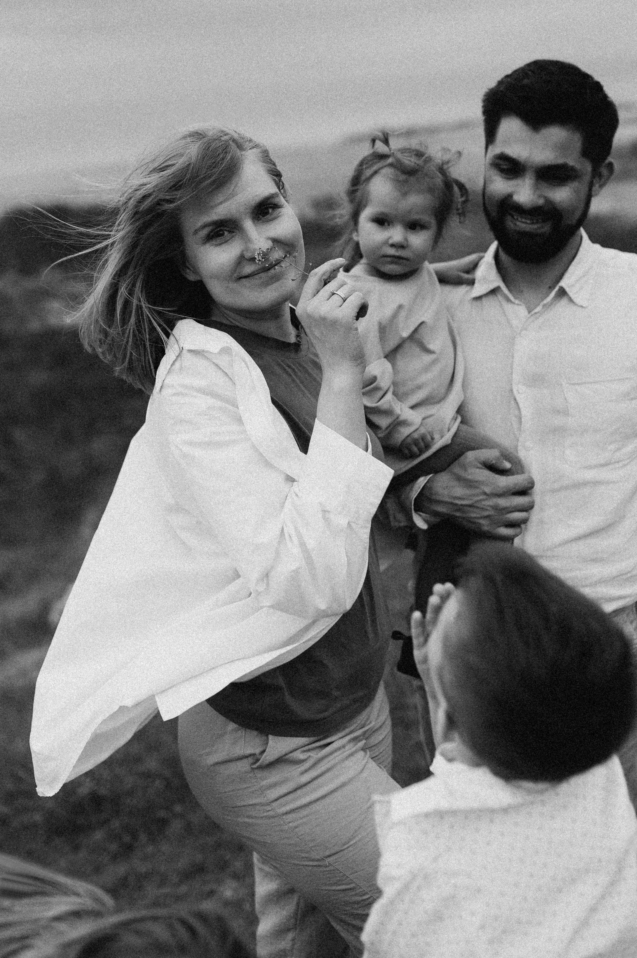 Прогулочная фотосессия семьи на берегу обского моря. Семейный фотограф в Новосибирске Женя Индрикова