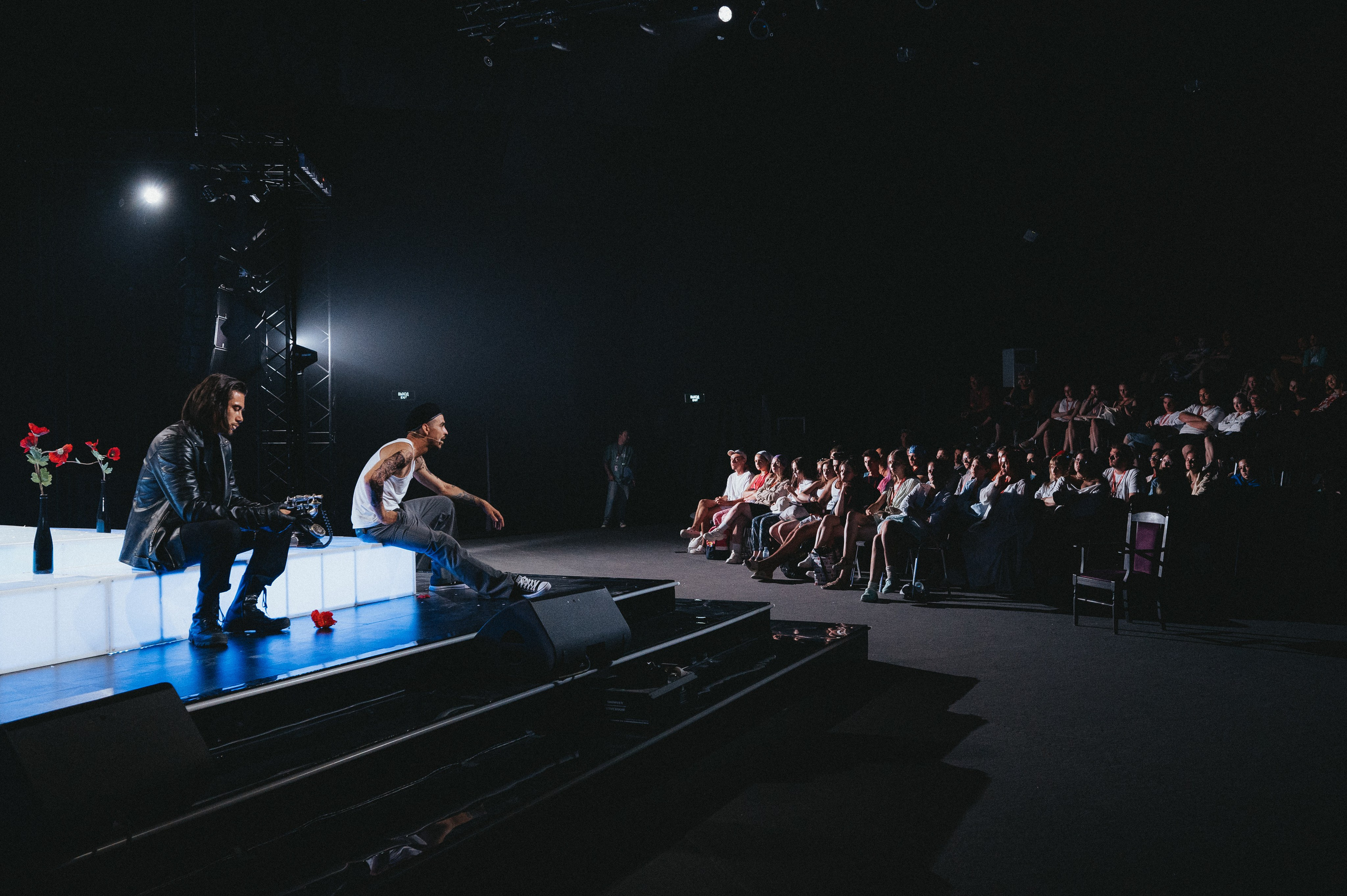 Событийная съемка театральной постановки в Ростове-на-Дону: артисты на фоне зрителей