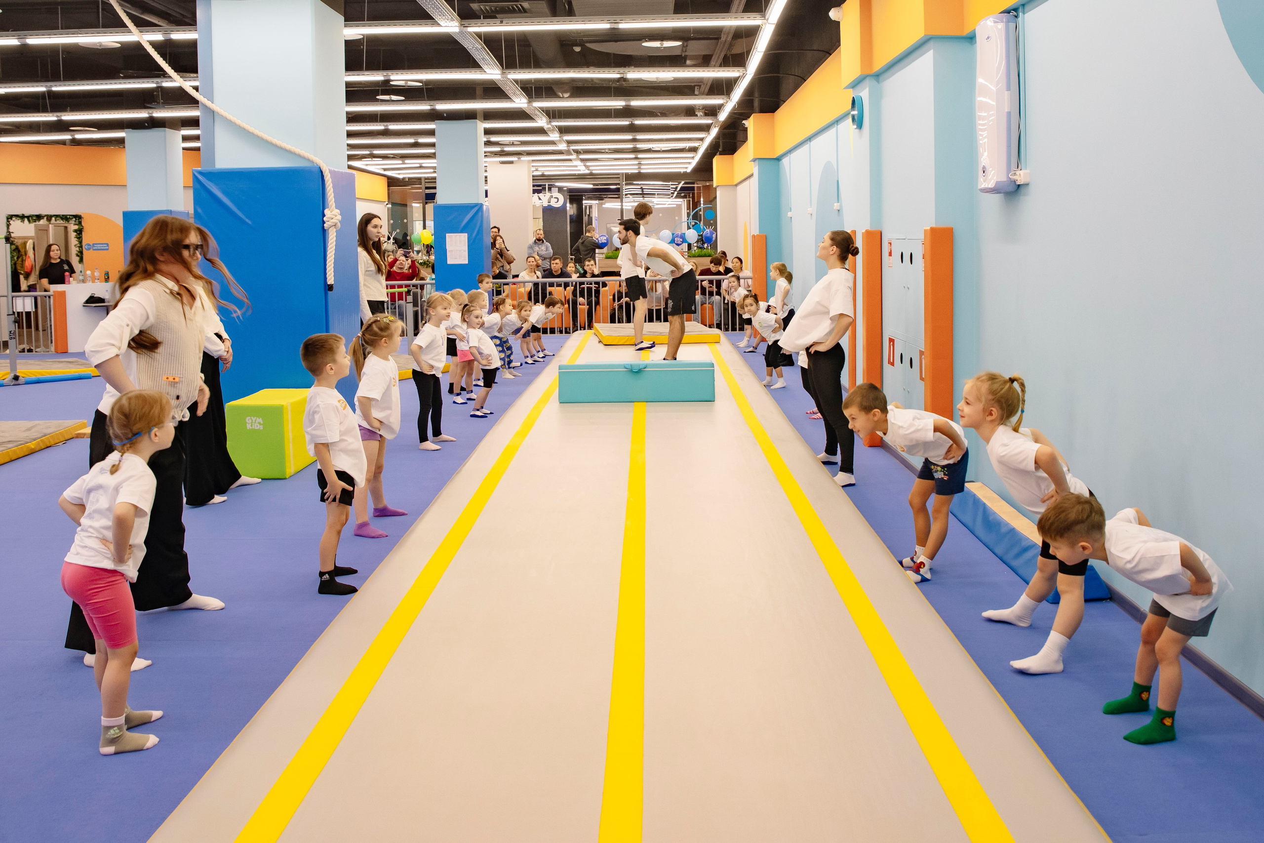 Соревнования по гимнастике в Gymkids Чертаново. Профессиональный фотограф в Москве | Заказать фотосессию и съемку