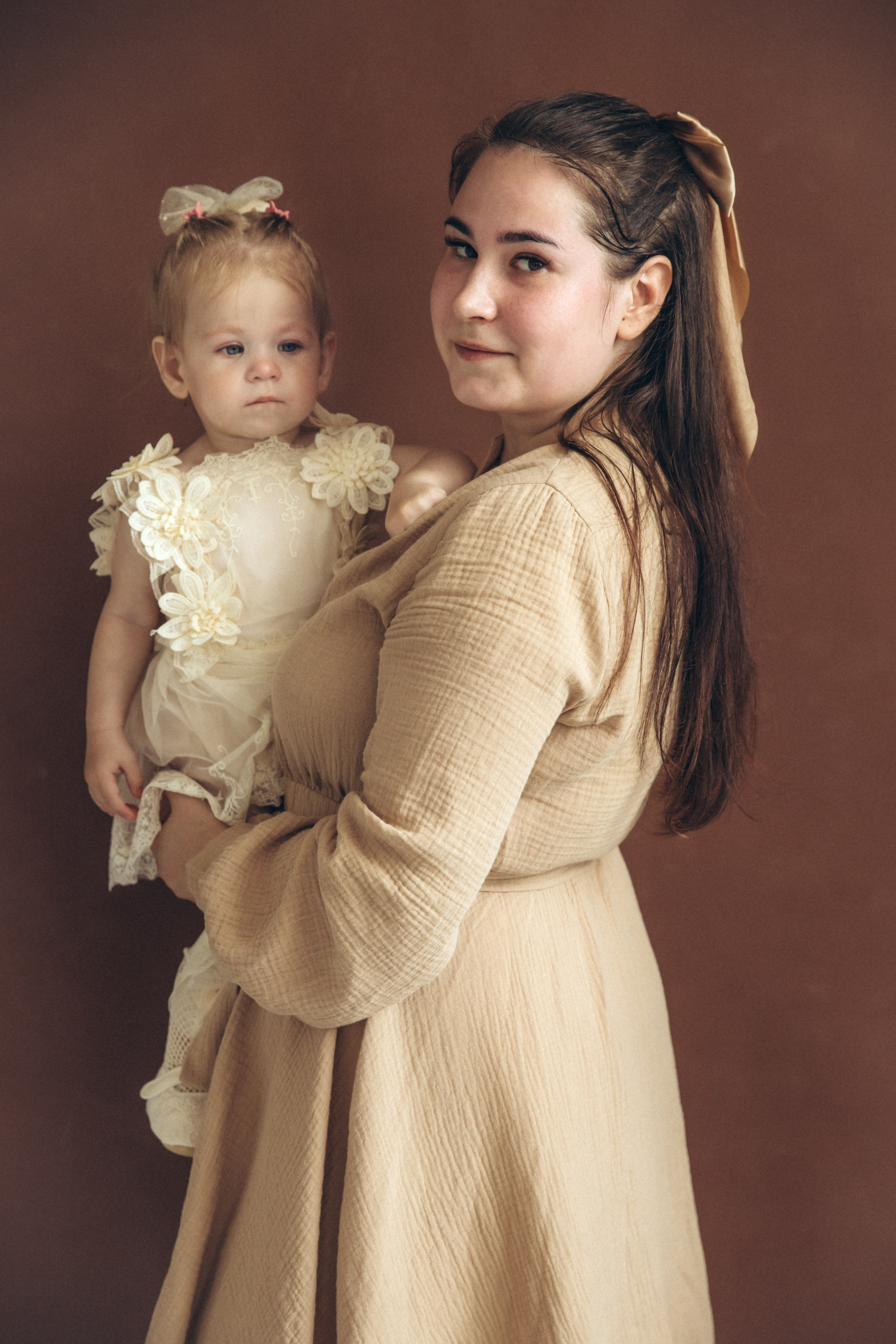 Полина с мамой. Фотограф на крещение в Рязани. Семейный фотограф