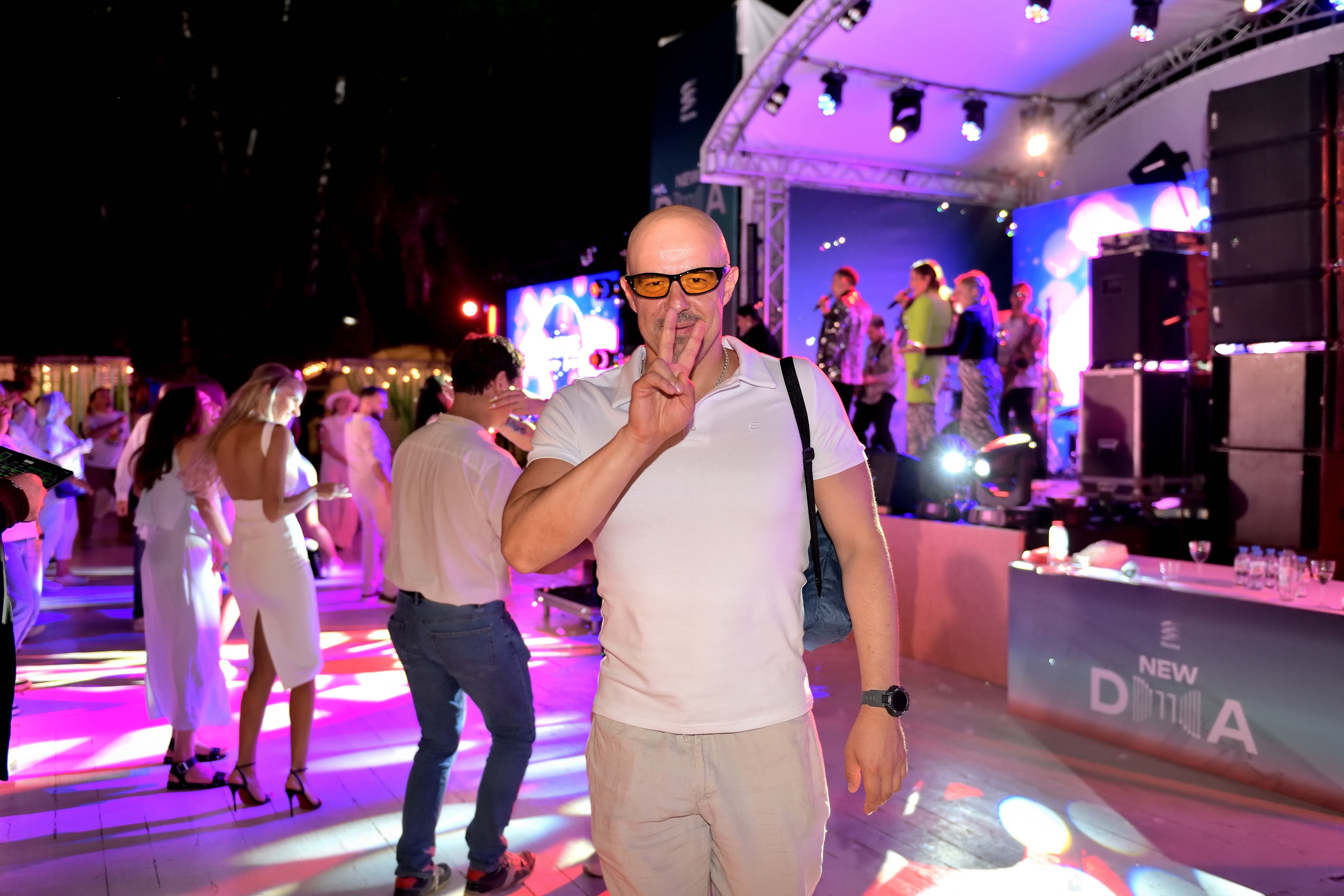 "Красивые люди в красивом свете на летних корпоративах".