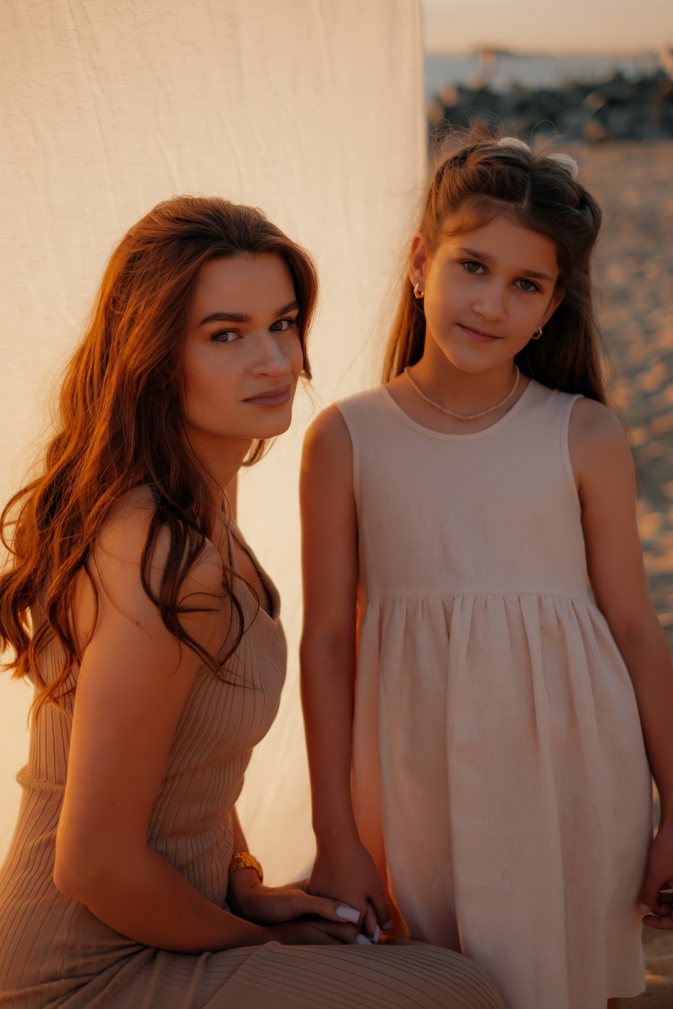 Катя с дочками на берегу. Фотограф в Новосибирске Диана Ильиных