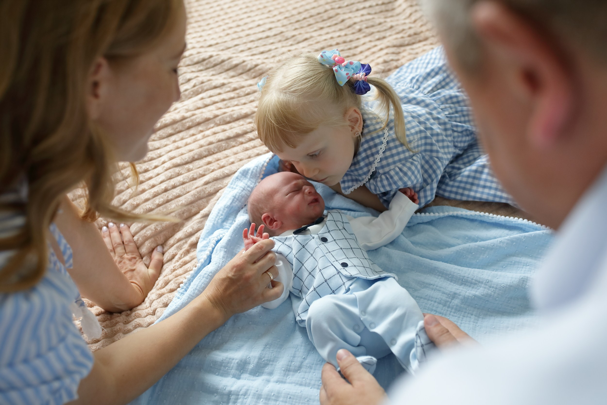 Выписка из роддома. Свадебный и семейный фотограф и видеограф в Екатеринбурге Полянские Тимур и Анастасия