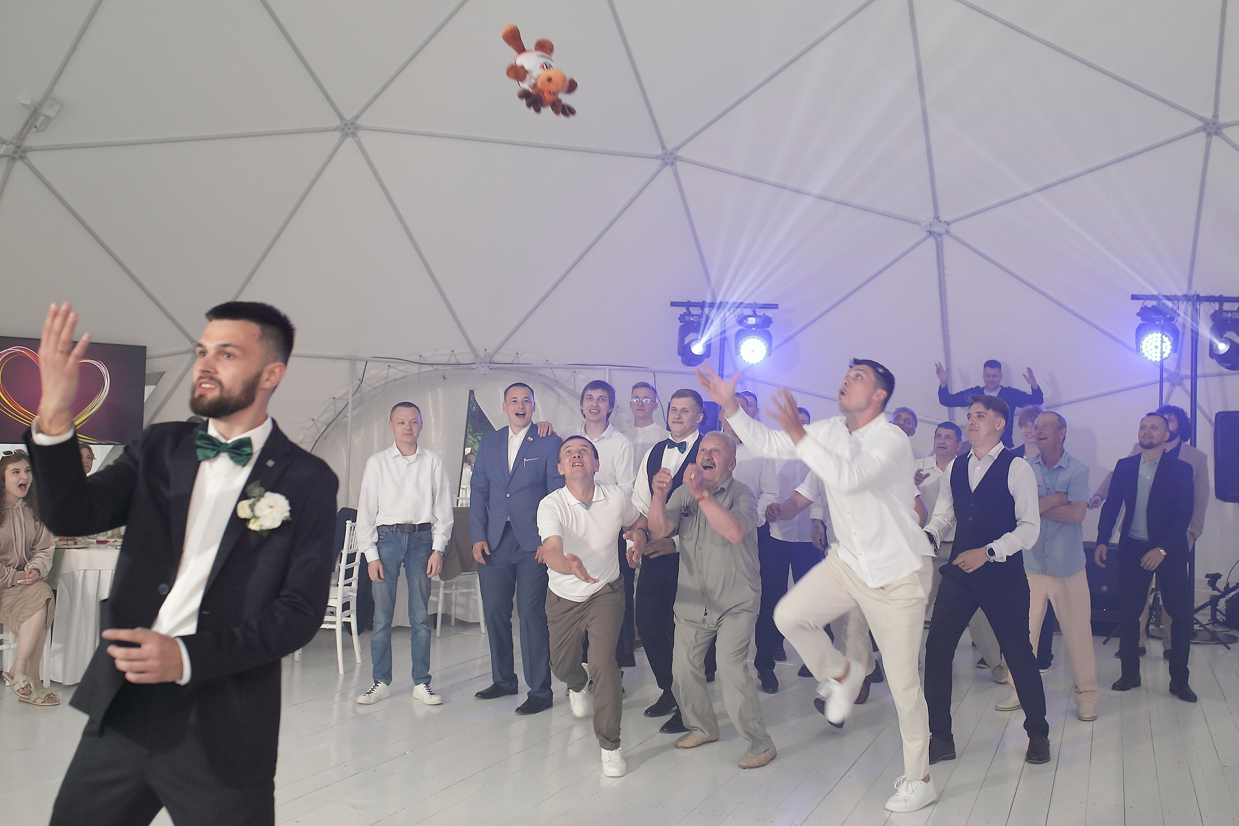 жених кидает бутоньерку игрушку