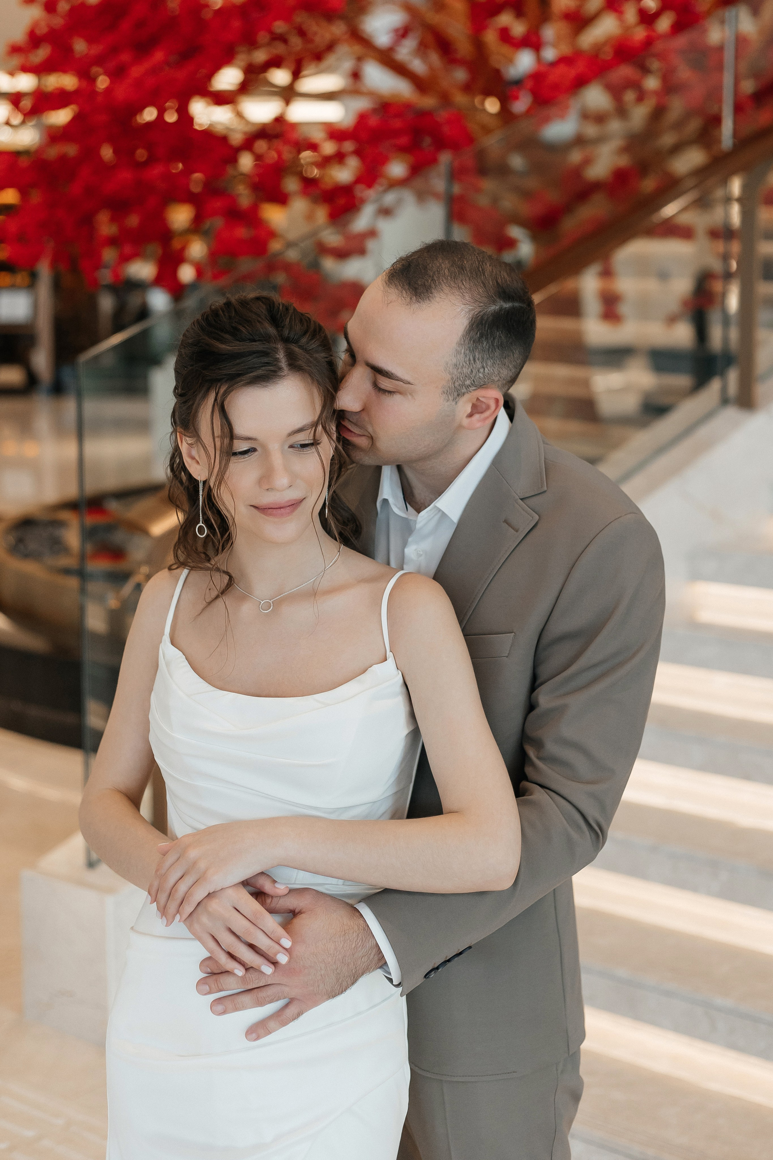 Свадебная фотосессия в холле отеля Soluxe Hotel Moscow