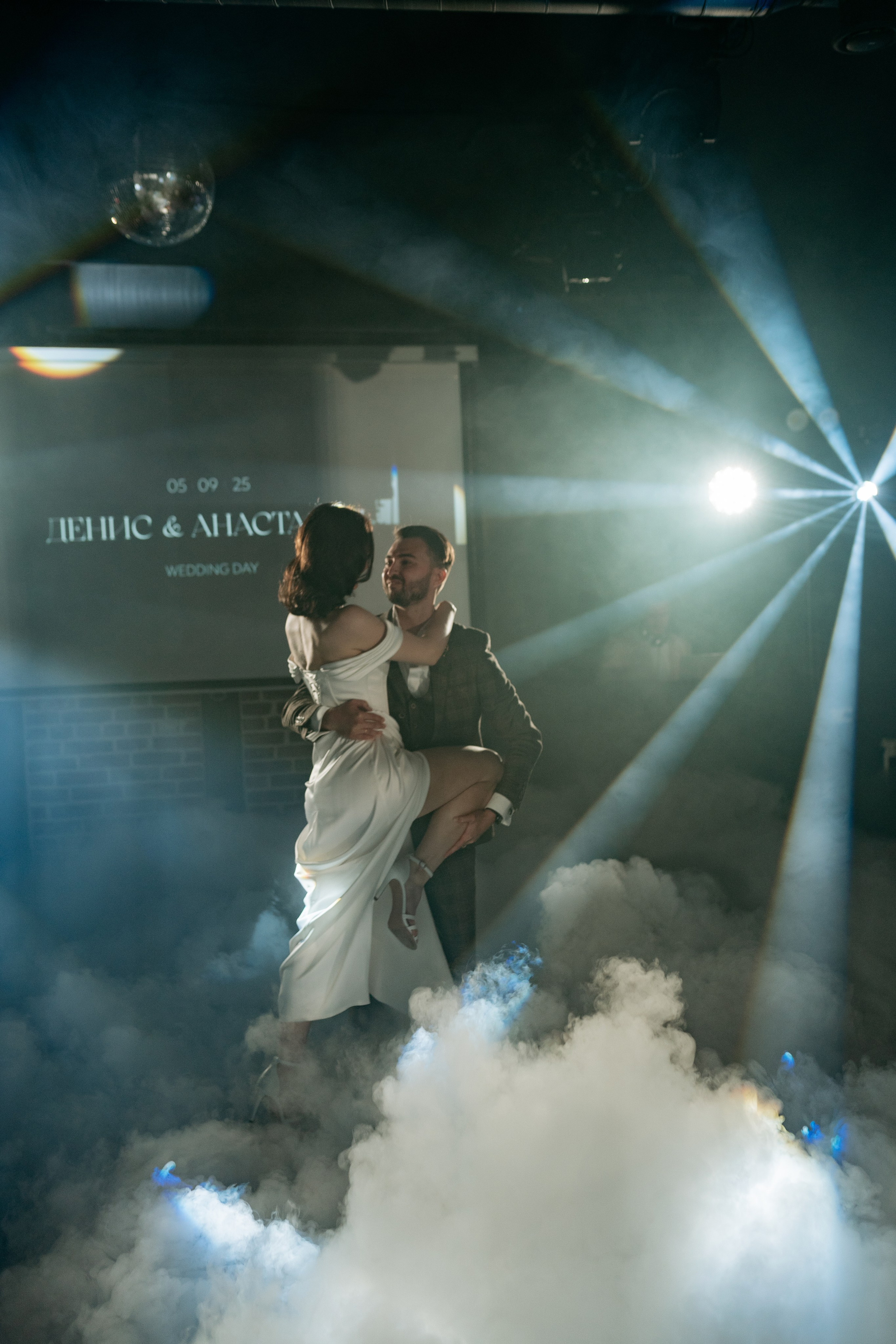 Свадебный фотограф Анапа — Трогательный танец пары, наполненный эмоциями.