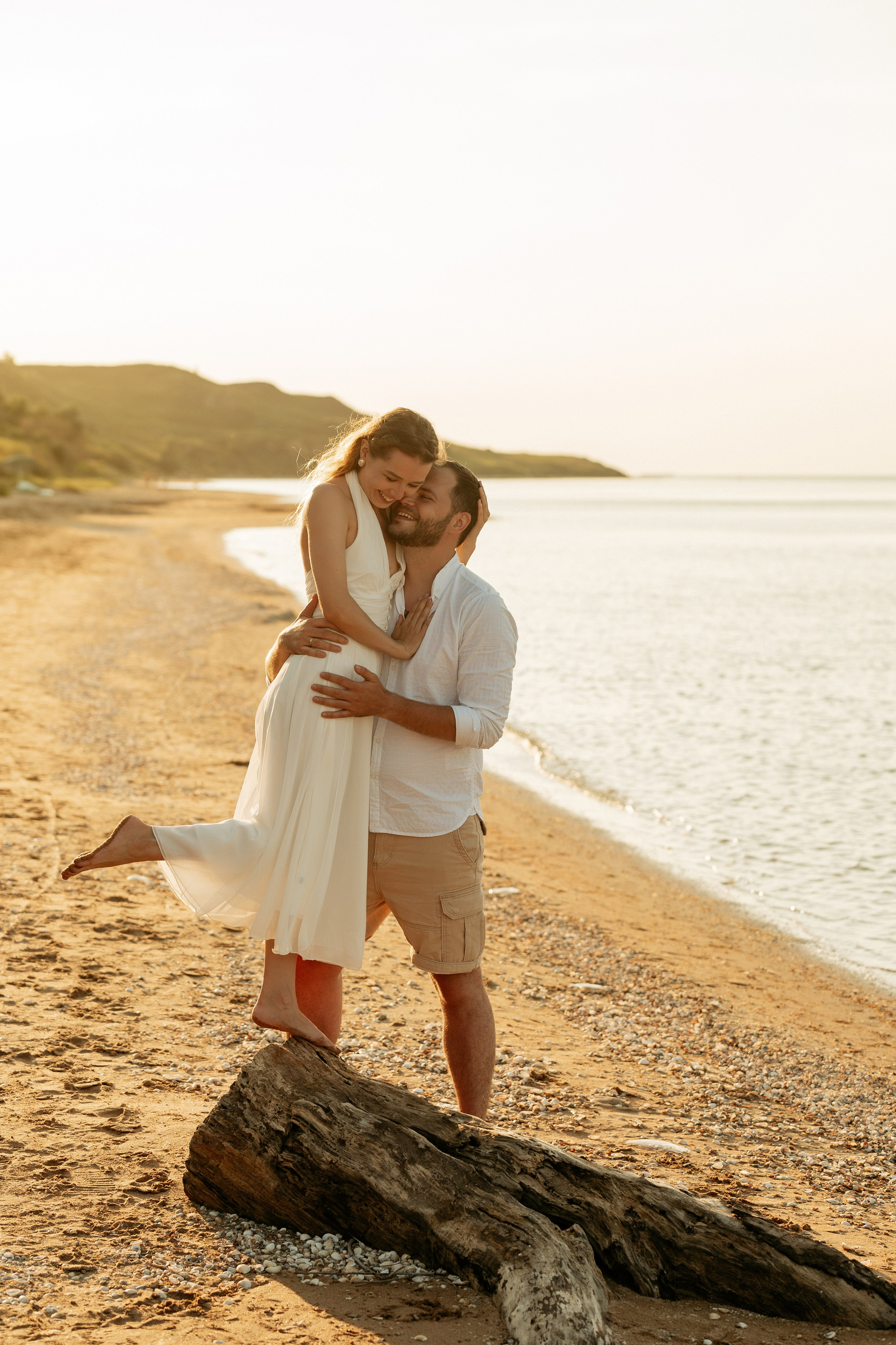 Фотограф ловит искренние эмоции влюбленных на пляже в Волне.