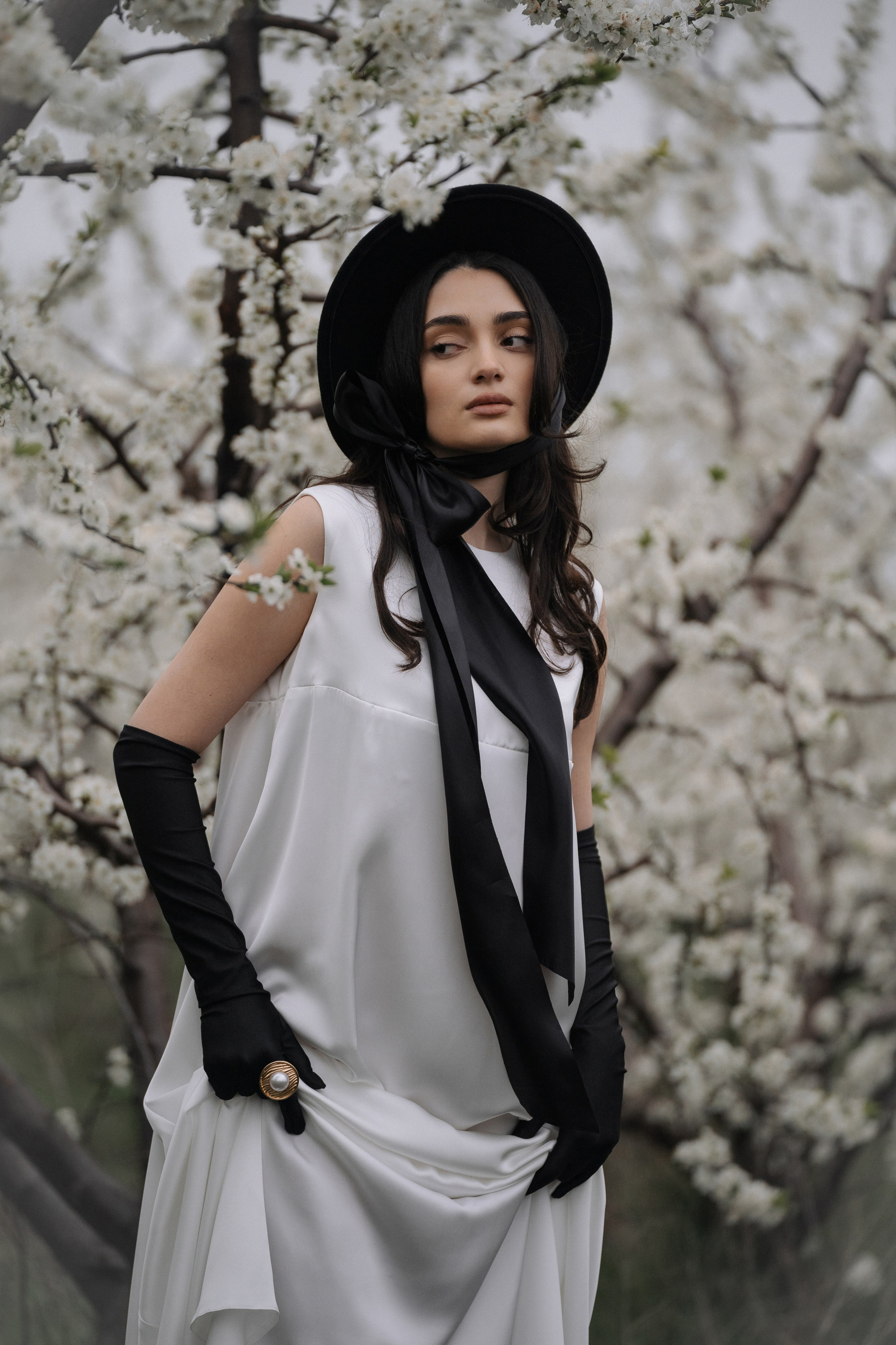 Девушка в цветущих деревьев Анапы  