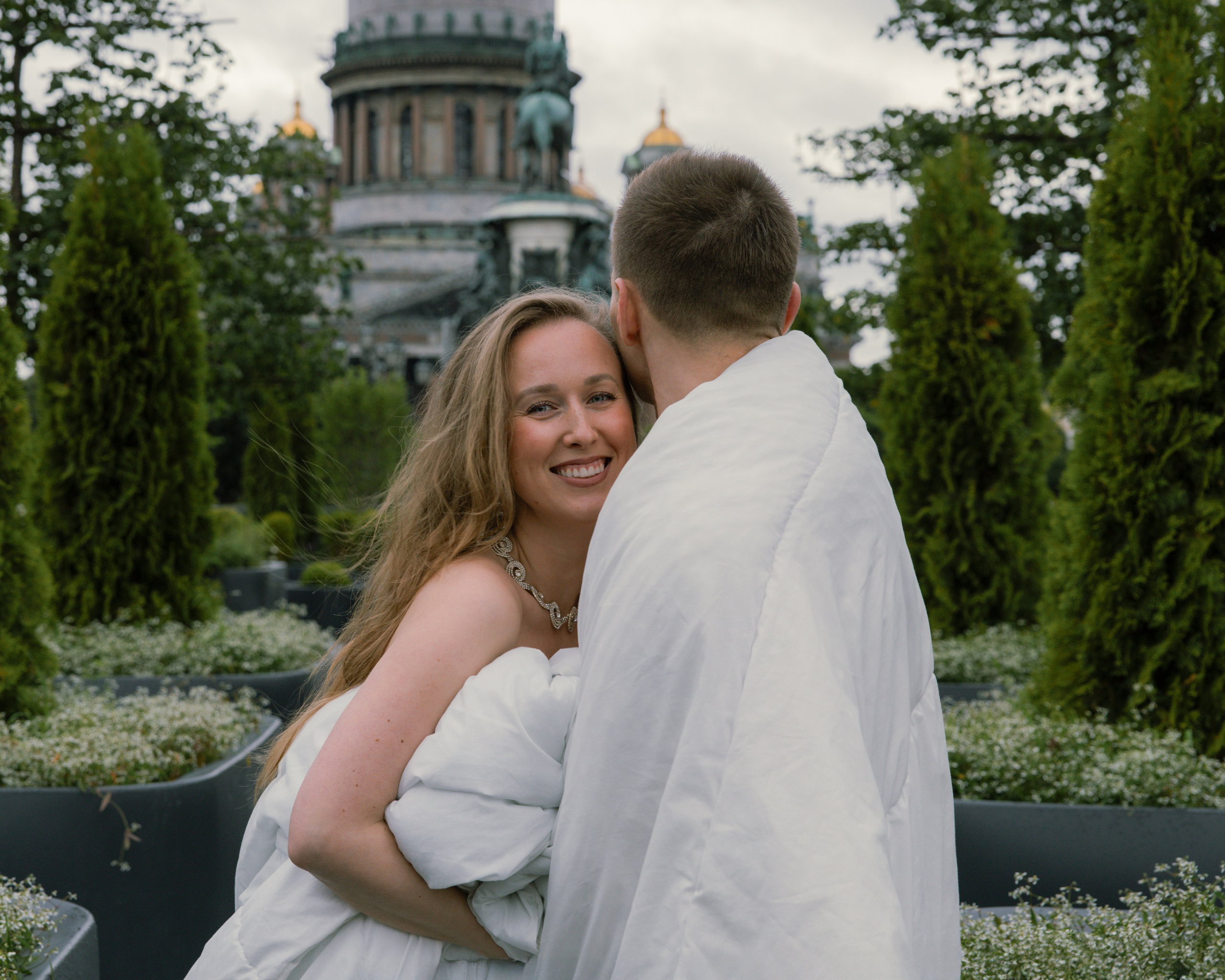 Лавстори прогулка в одеялах по ночному городу летом в Санкт-Петербурге. Фотограф в Санкт-Петербурге Вагнер Юлия