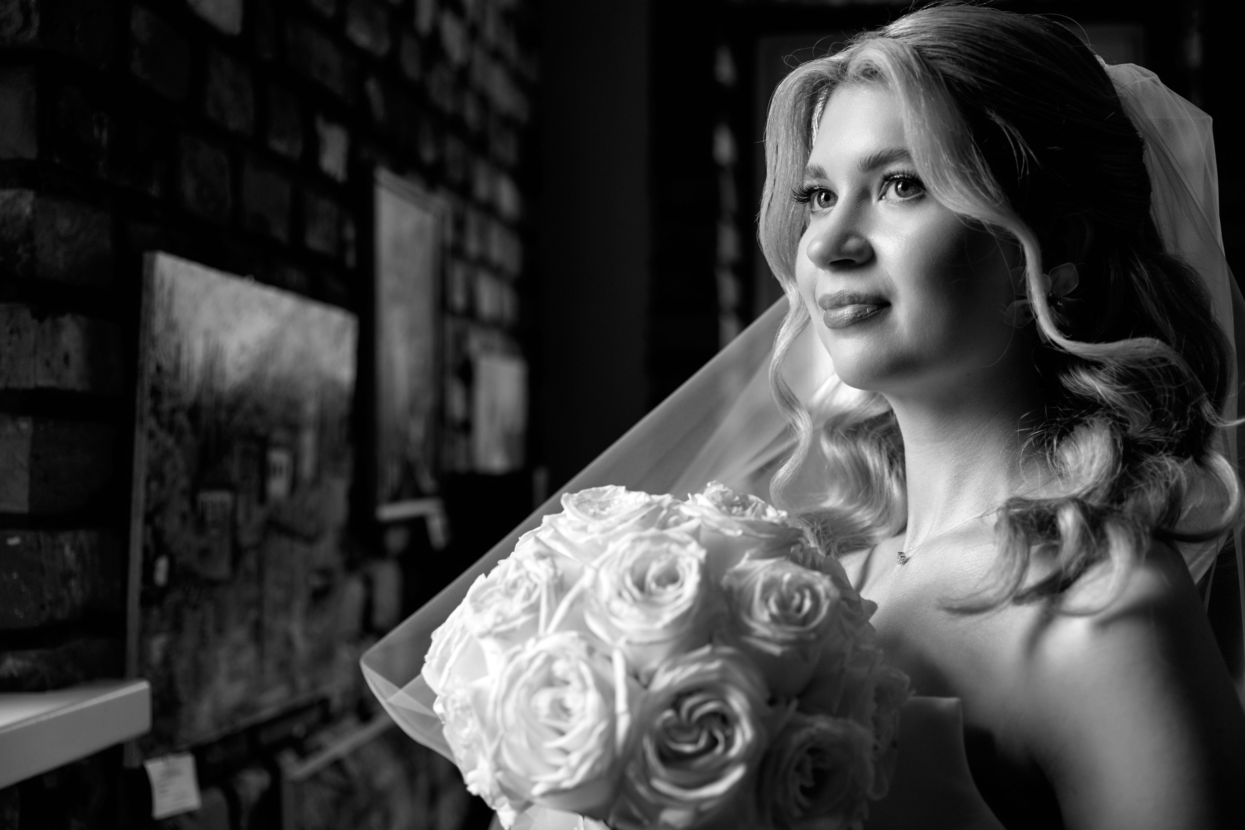 Портрет невесты в интерьере кофейни. Фотограф Орешина Елена