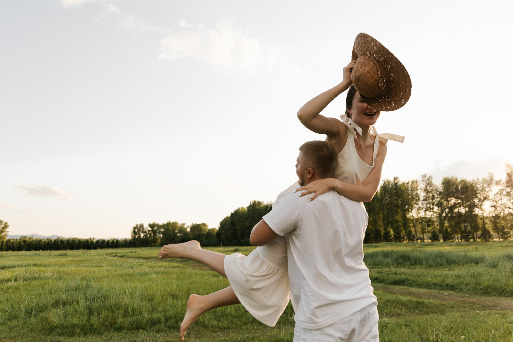 Обниматься на закате. Свадебный фотограф Марьям Сайфулина г. Красноярск
