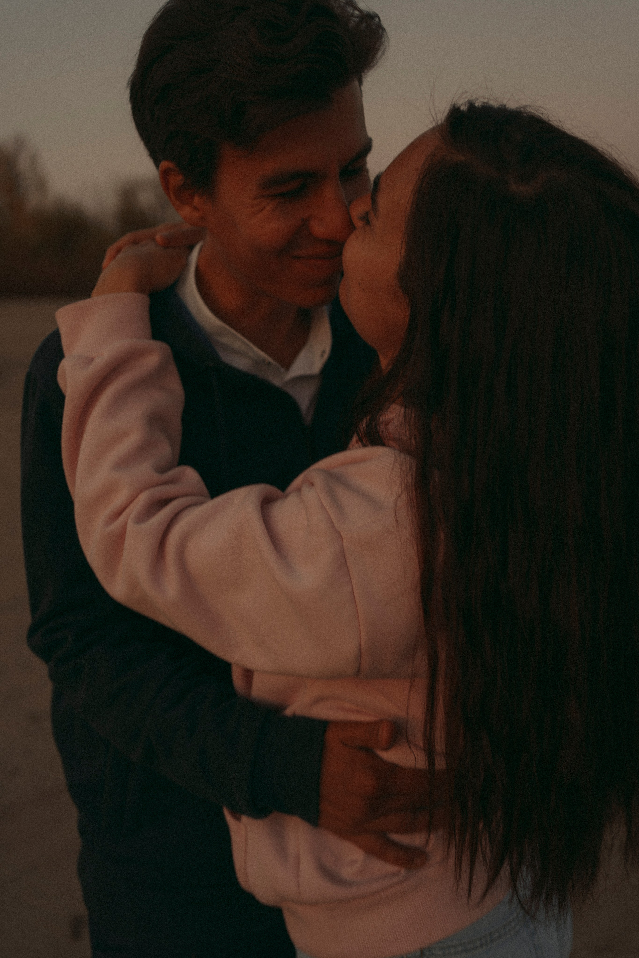 Love Story в свадебных нарядах на берегу реки. Портретный фотограф в Казани, Красной Поляне и Сочи Анна Кузнецова