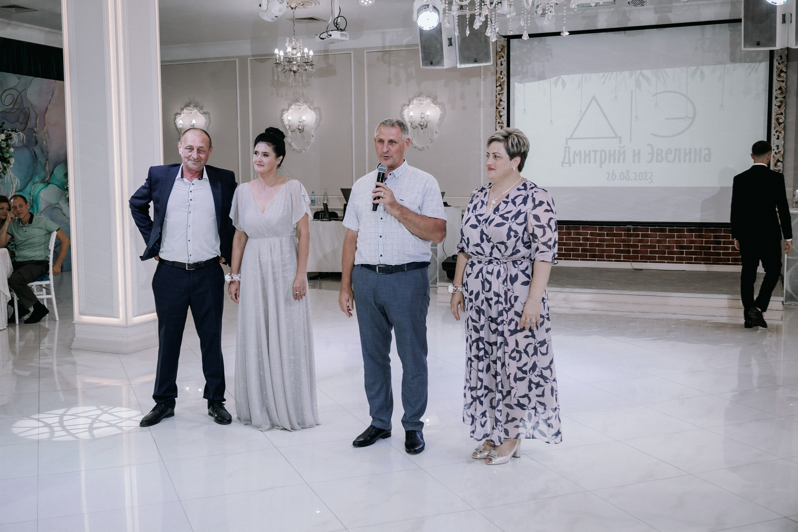 Свадебная прогулка. Эвелина и Дмитрий. Свадебная фотография. Арина Рубах