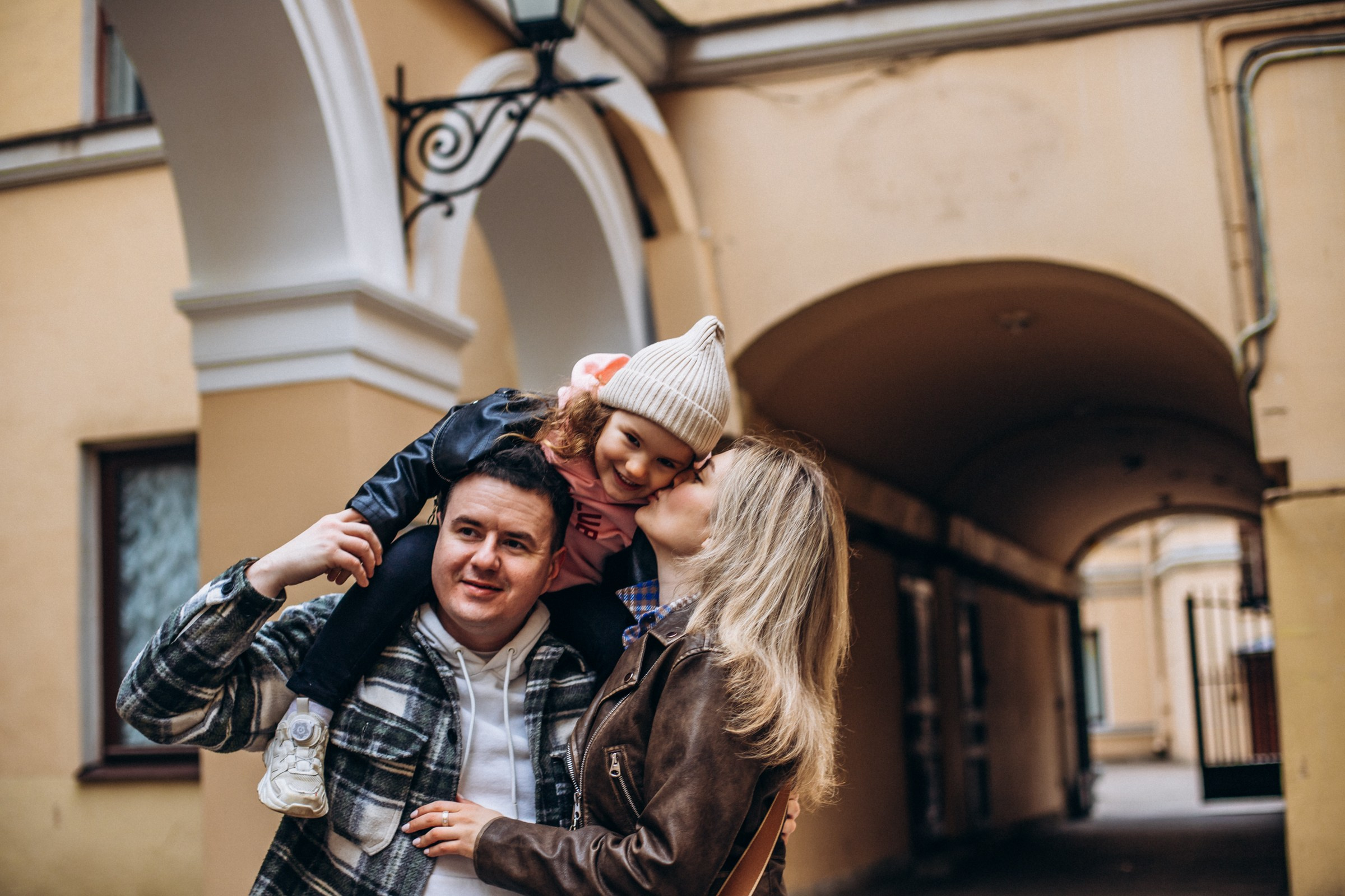 Юлия с семьей в апреле. Фотопрогулка в Петербурге. Индивидуальный и семейный фотограф в Санкт-Петербурге
