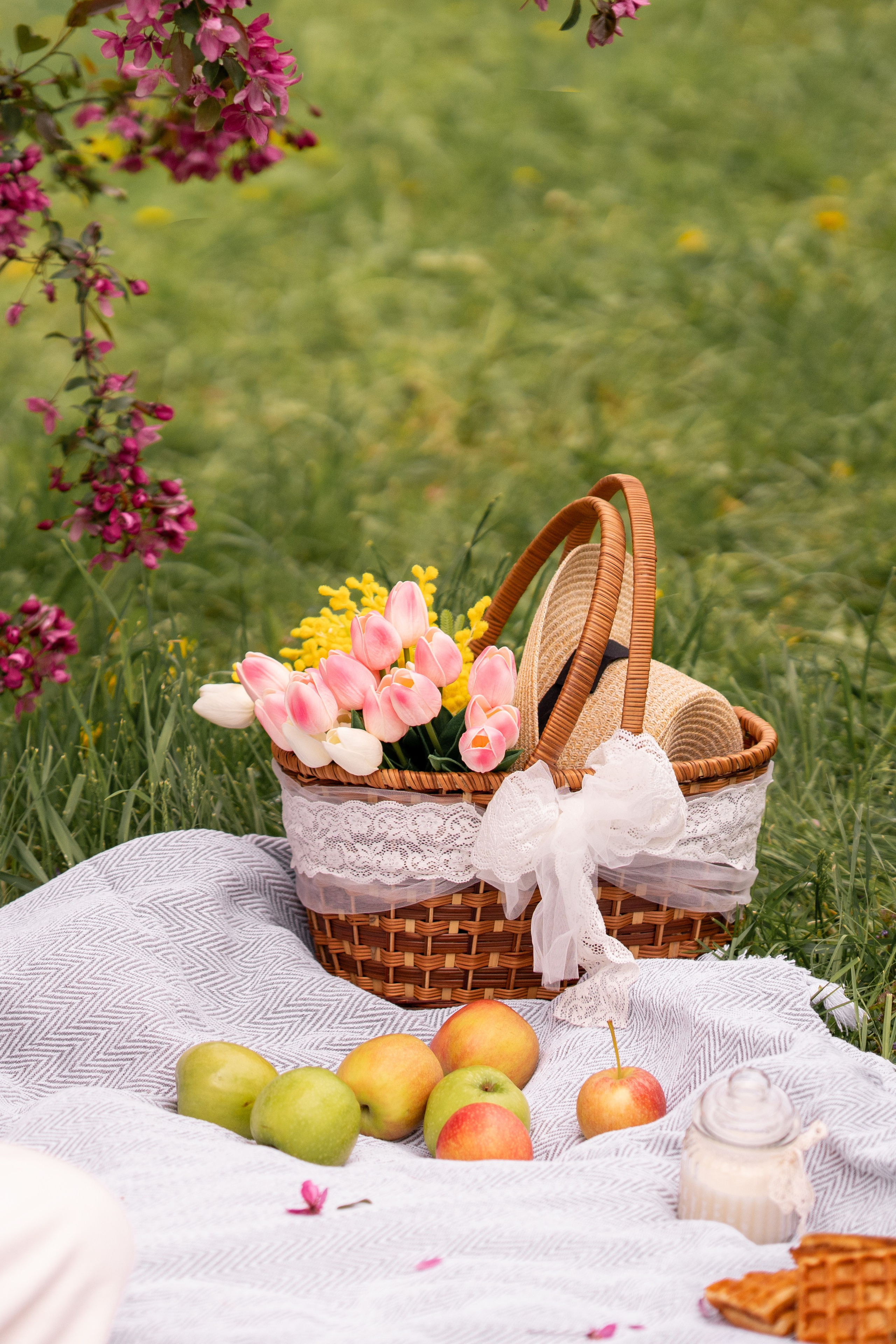 Весенняя сказка Марии в цветущем саду. Семейный и портретный фотограф в Санкт-Петербурге Татьяна Гримоть
