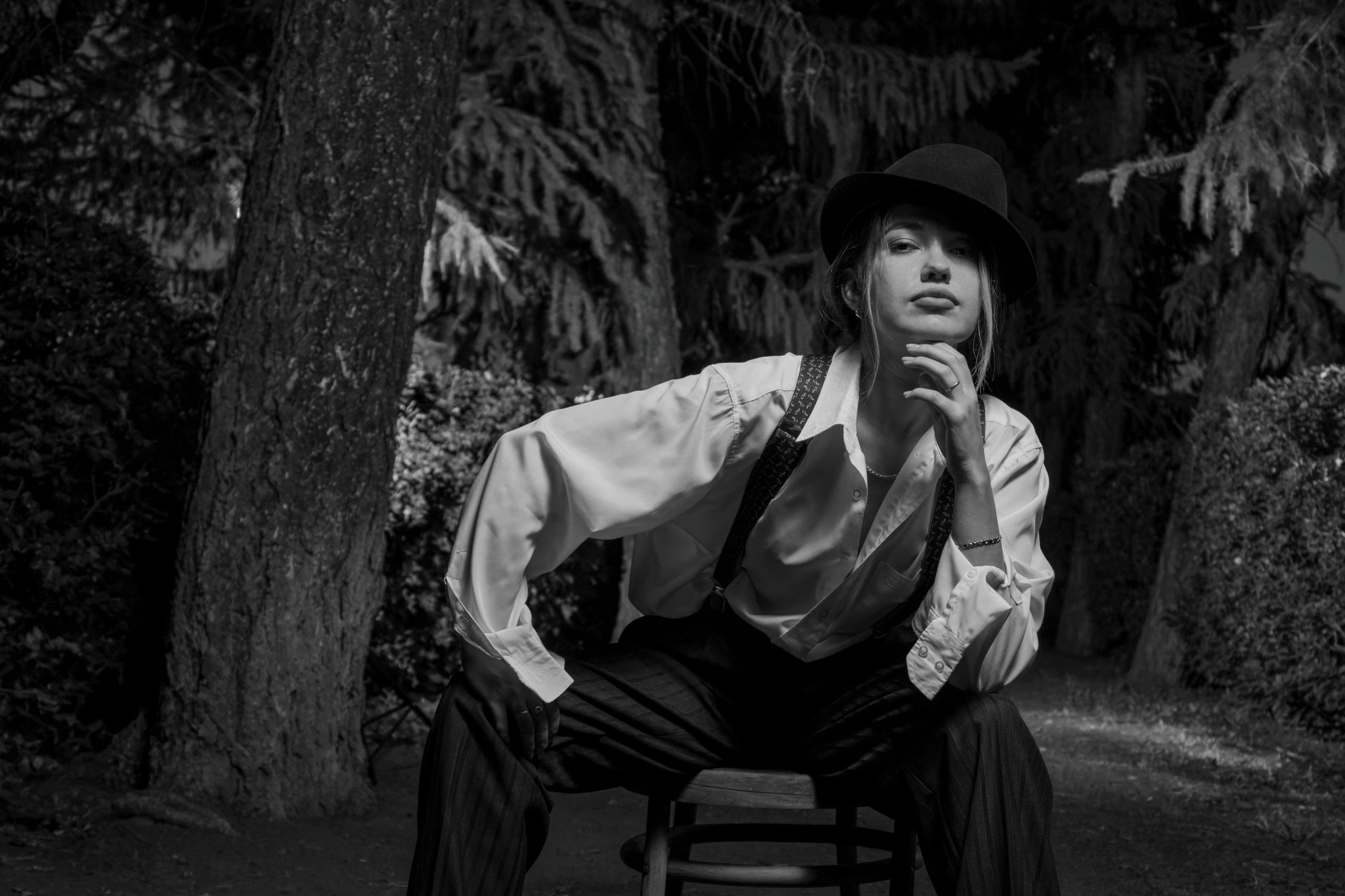 Монохромная фотография девушки в мужском костюме застилает взгляд зрителя элегантностью и изяществом. Одновременно сдержанная и провокационная, девушка в этой фотографии иллюстрирует вечную борьбу противоположностей, создавая потрясающе харизматичный образ. Екатеринбург фотосессии  Автор фотограф: Додров. Ph: dodrov.