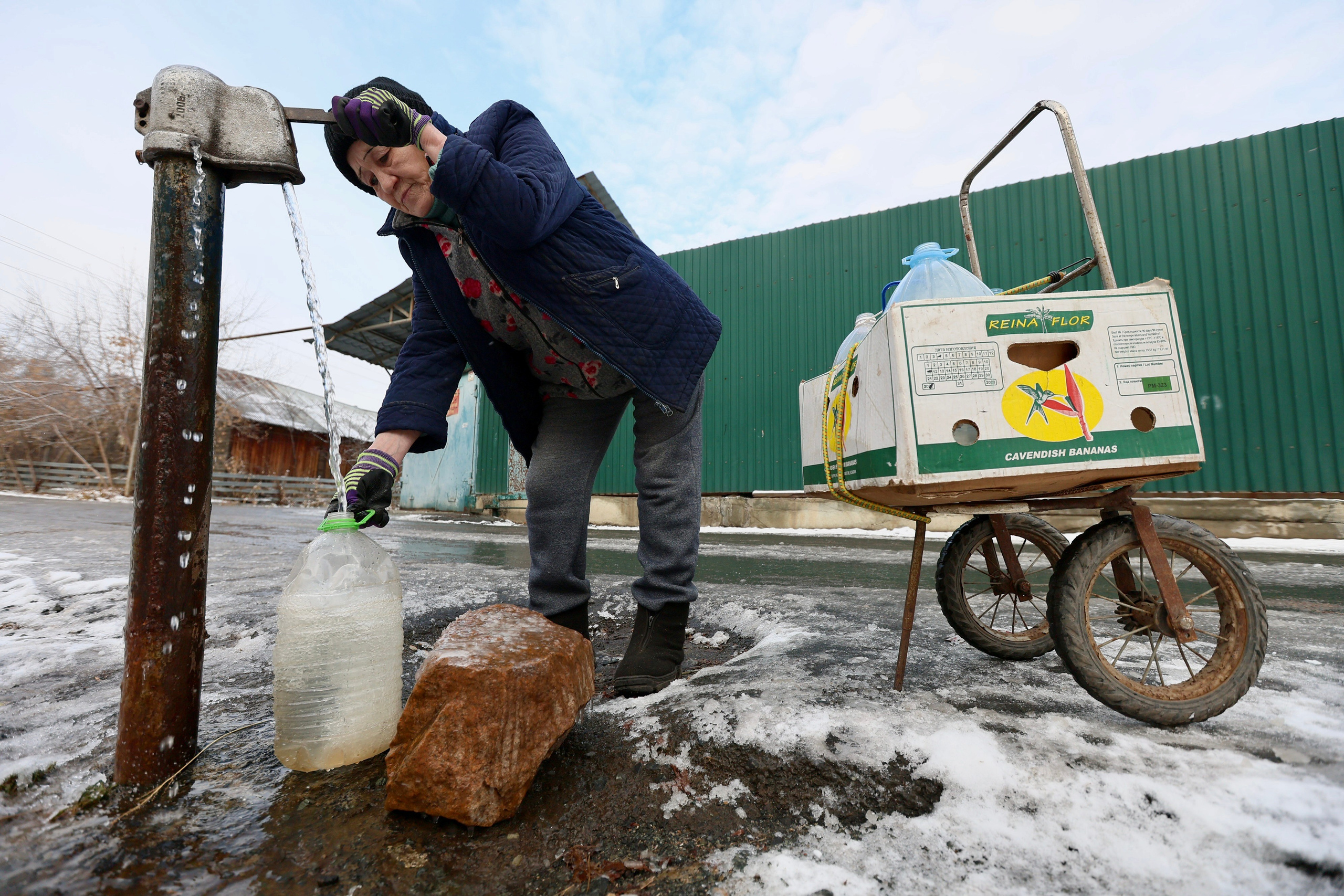 Людмила Владимировна. Хозяйка маленького дома в окружении многоэтажек. Репортажный фотограф Наталья Лапцевич