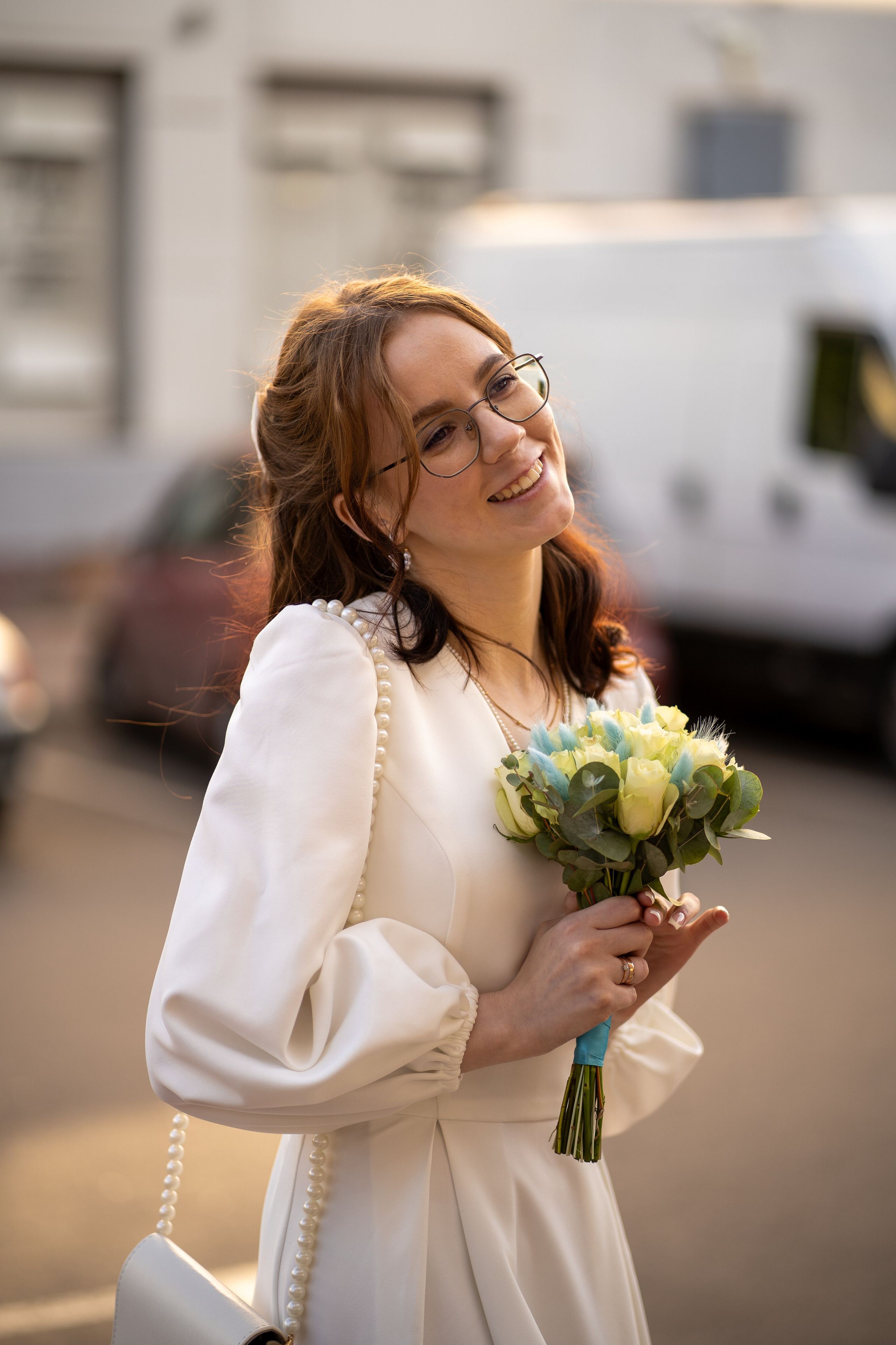 Невеста улыбается у загса