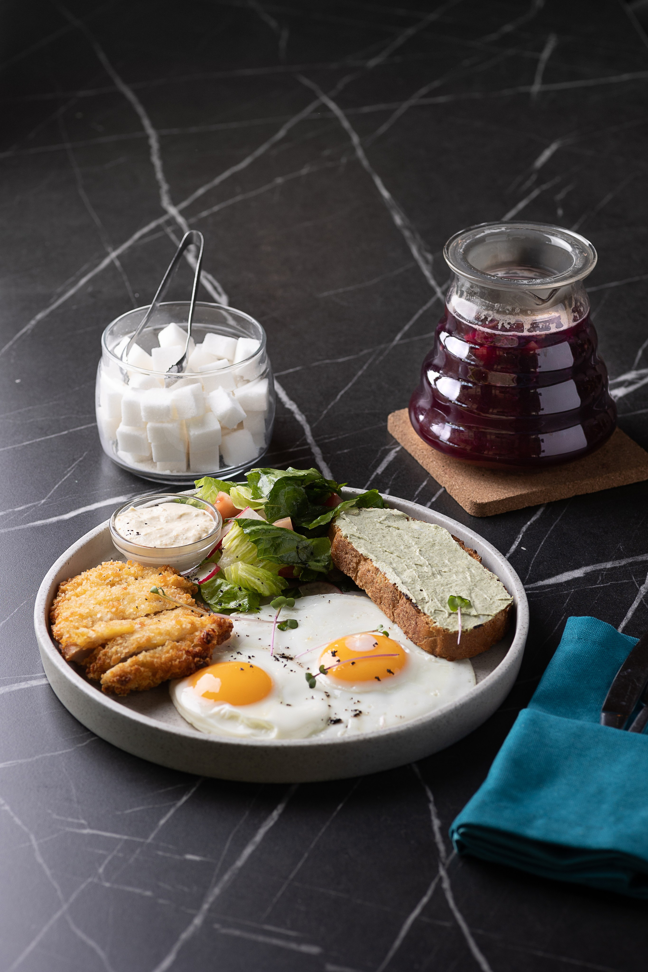  Завтрак в кафе  яичница с бифштексом. Фудсъемка для контента в соцсетях