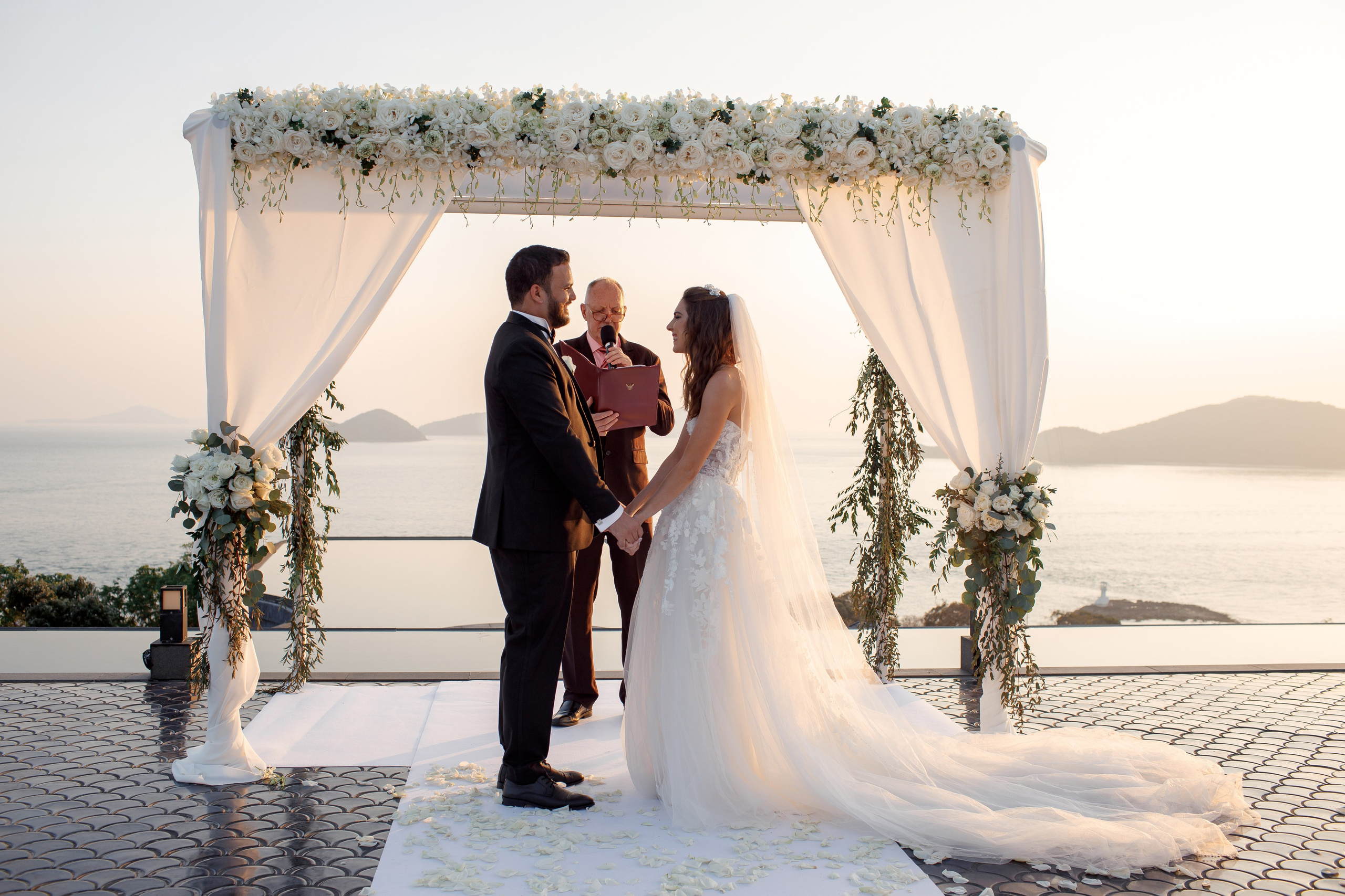 белая арка с цветами на фоне андаманского моря