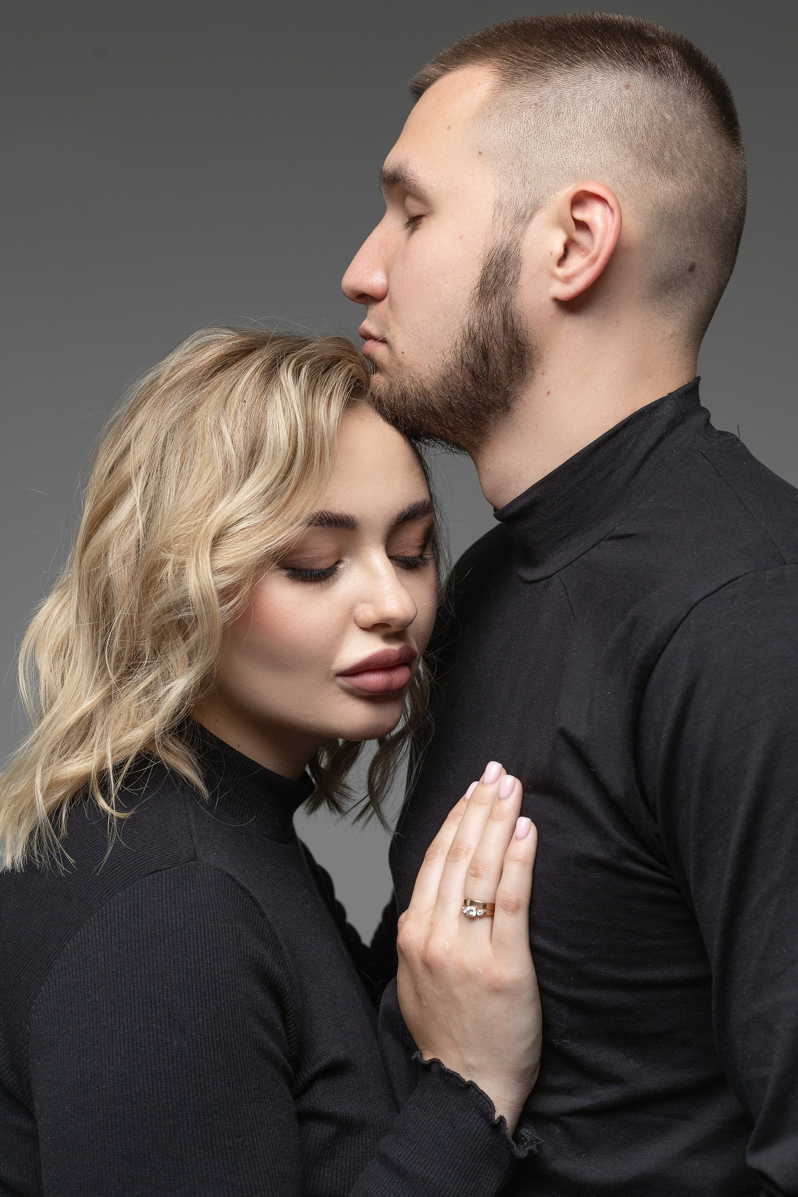 Беременность на белом фоне. Ирина Мезенцева | Женский и предметный фотограф | г. Омск