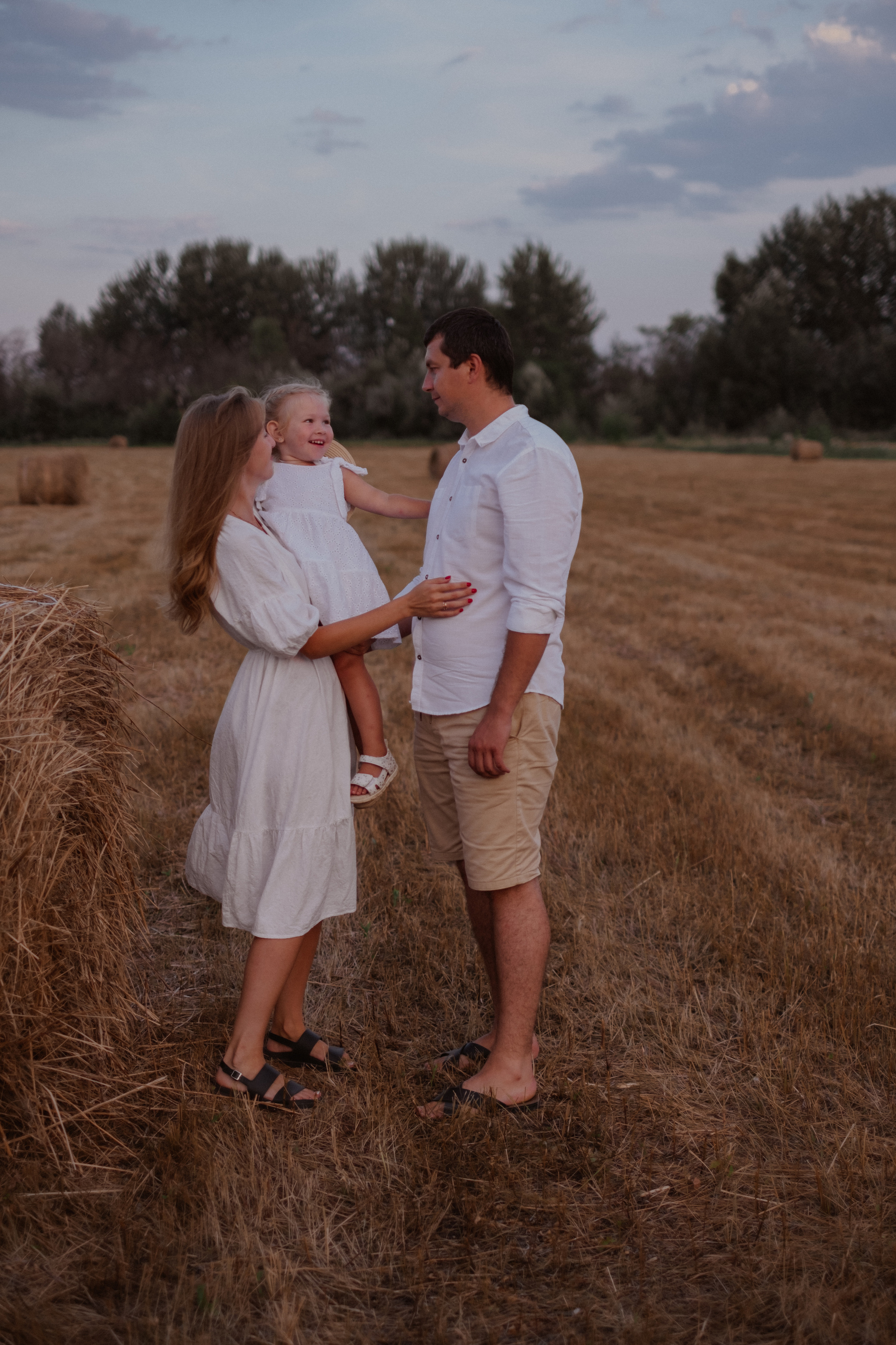 В поле Ксюша + Саша + Кира. Свадебный и семейный фотограф г. Волгоград Биленко Ангелина