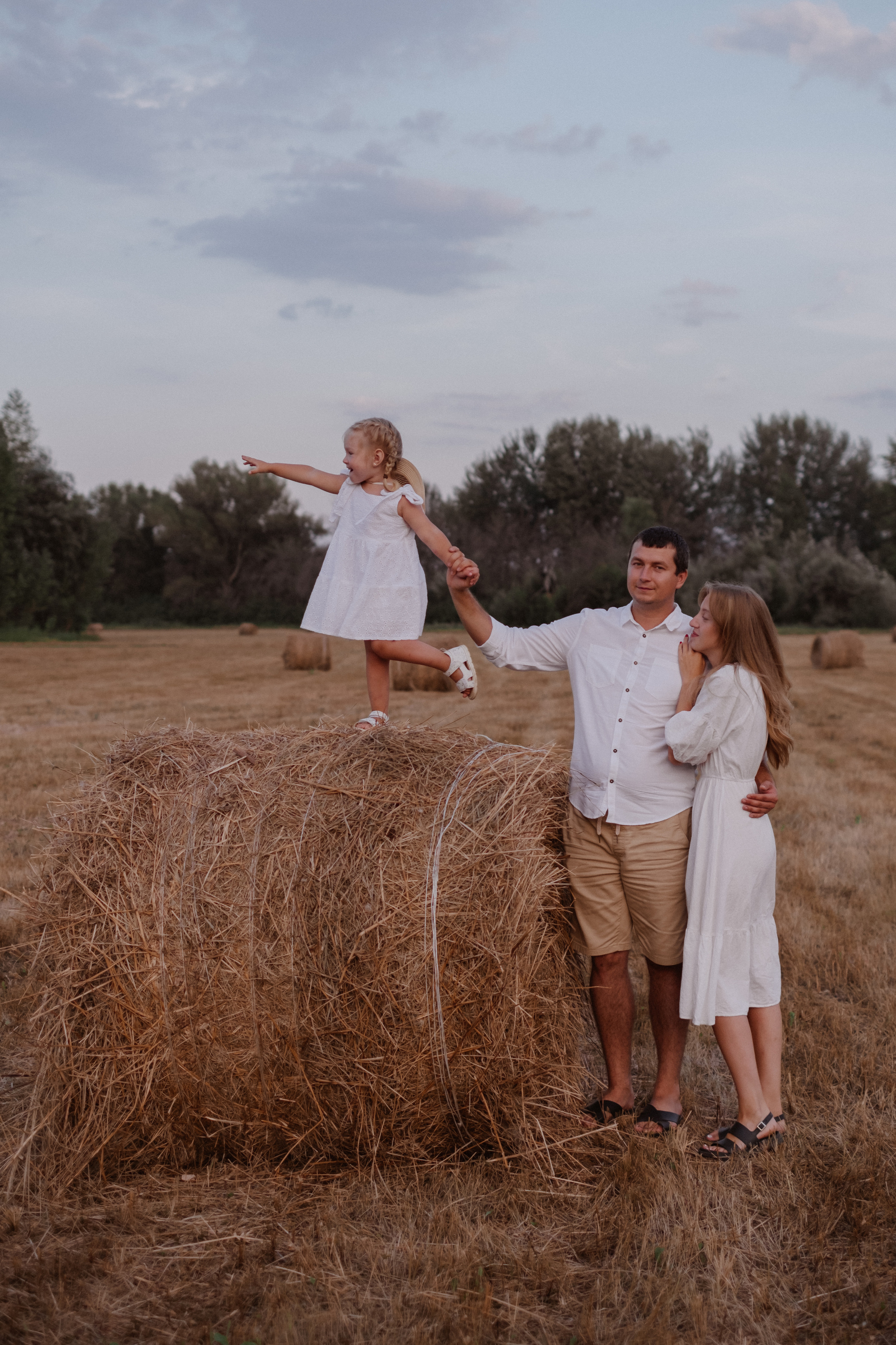 В поле Ксюша + Саша + Кира. Свадебный и семейный фотограф г. Волгоград Биленко Ангелина