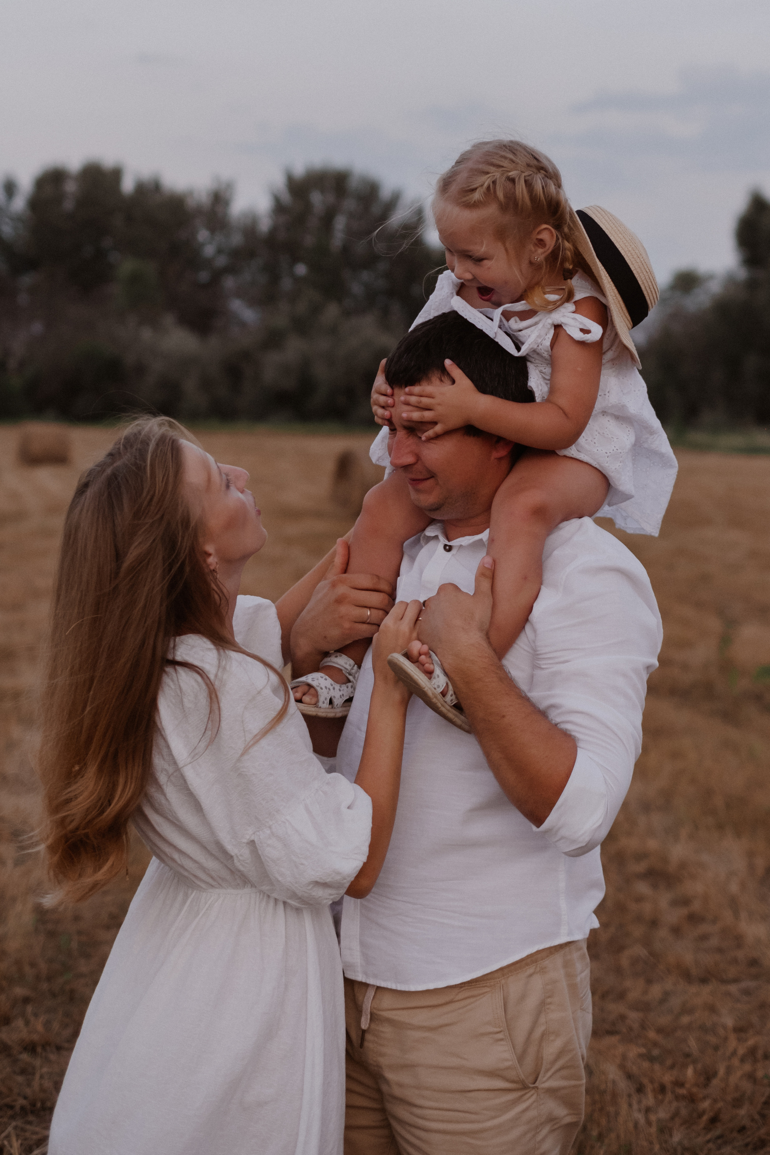 В поле Ксюша + Саша + Кира. Свадебный и семейный фотограф г. Волгоград Биленко Ангелина