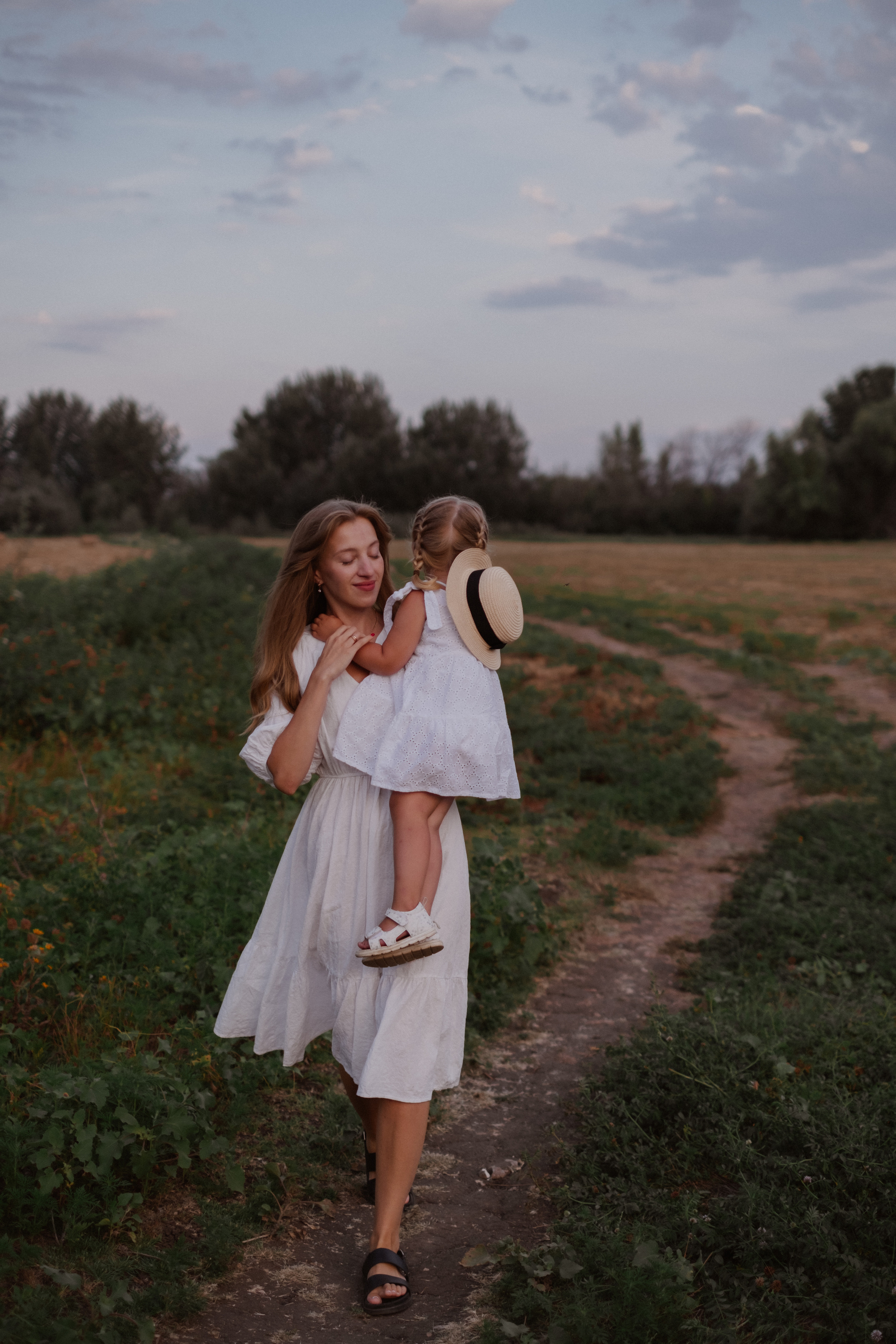 В поле Ксюша + Саша + Кира. Свадебный и семейный фотограф г. Волгоград Биленко Ангелина